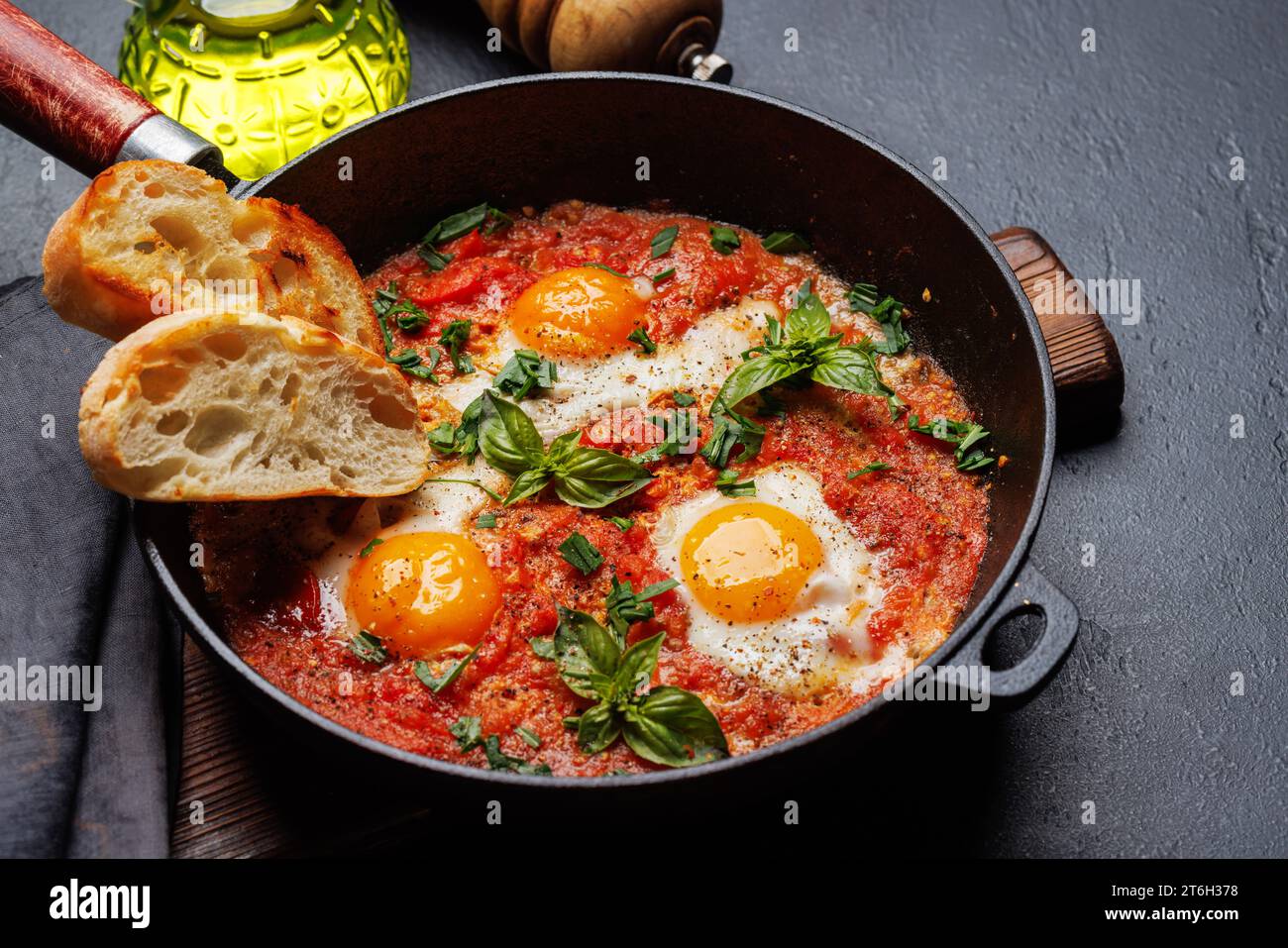 Leckeres Shakshuka-Frühstück in einer Pfanne Stockfoto