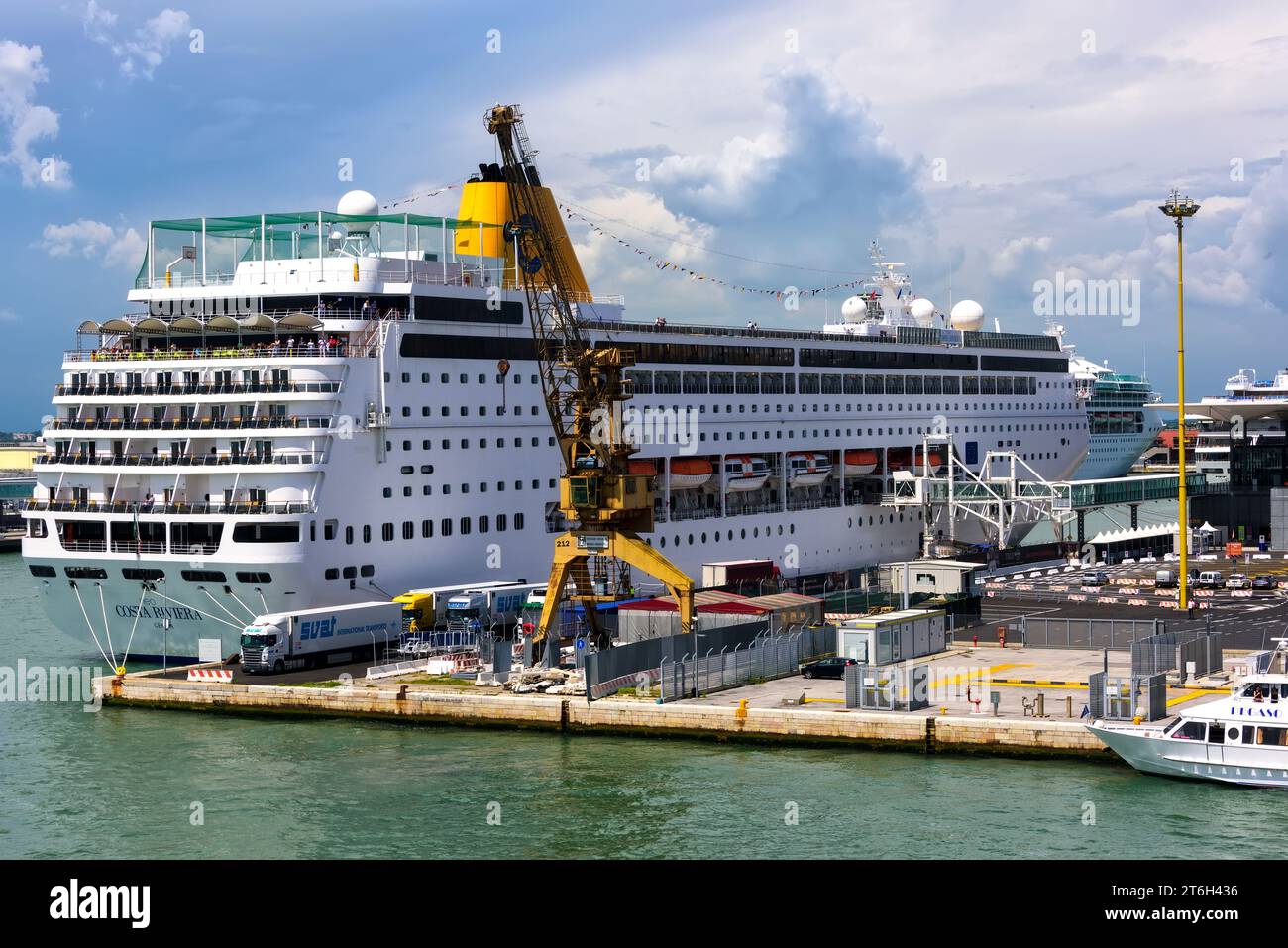 Venedig, Italien - 13. Juni 2016: Kreuzfahrtschiff im Hafen von Venedig lädt Vorräte und Waren für den nächsten Teil der Reise ein. Stockfoto