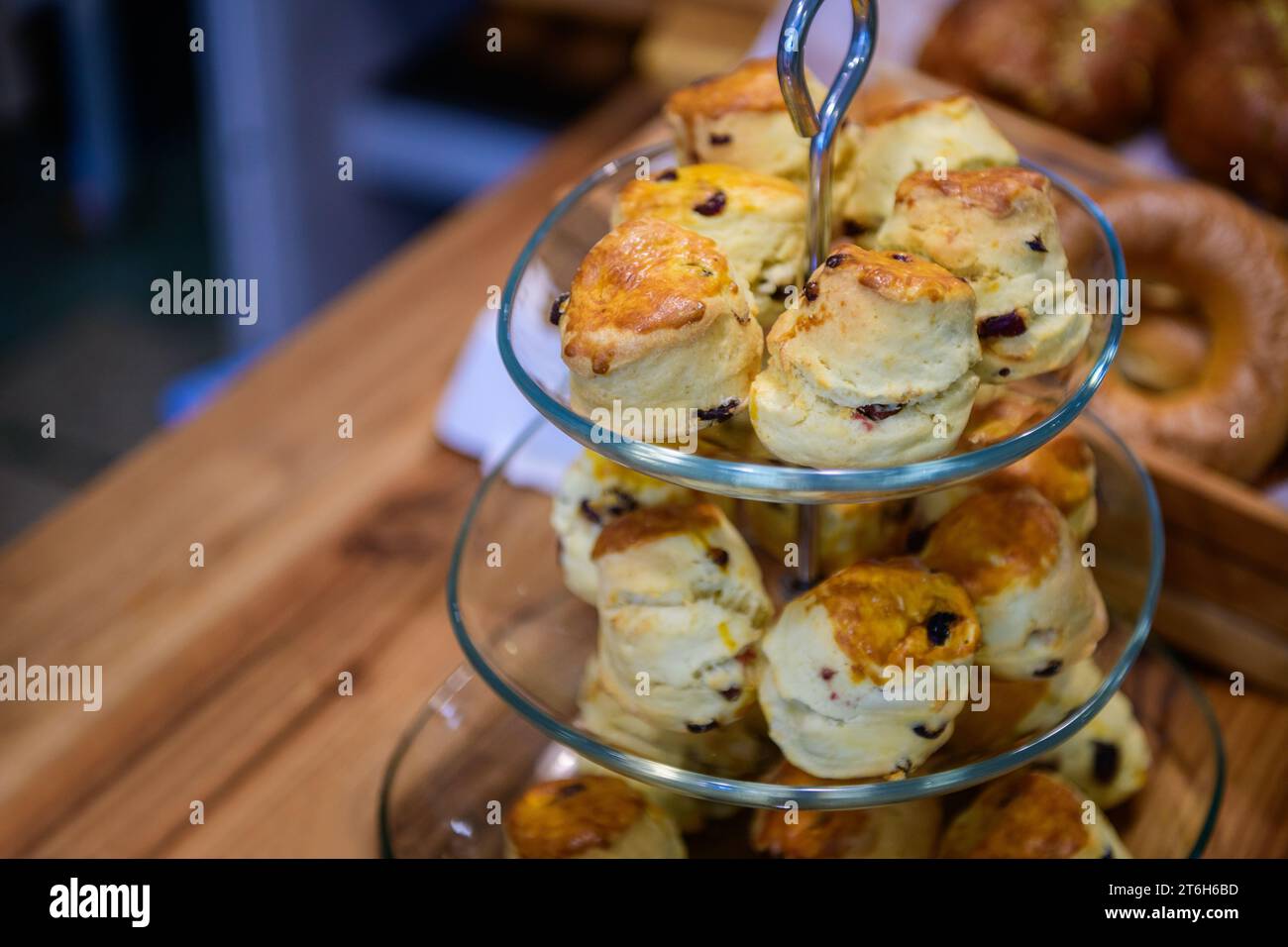 Traditionelle britische Scones mit Erdbeermarmelade zum Tee im Café. Bäckerei-Konzept Stockfoto