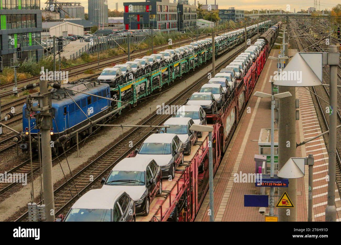 Fertig beladene Autozüge mit VW PKW - hier gesehen im Bahnhof Fallersleben bei Wolfsburg zum Abtransport zu den Großhändlern *** vollbeladene Autozüge mit VW-Autos hier am Bahnhof Fallersleben bei Wolfsburg für den Transport zum Großhändler Credit: Imago/Alamy Live News Stockfoto