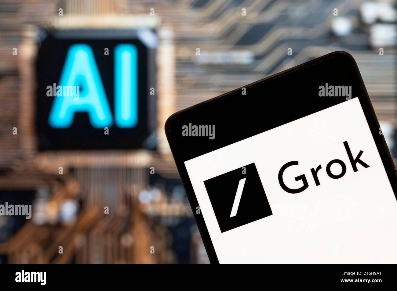 In dieser Foto-Illustration wird der Chatbot-Teil von Elon Musks Unternehmen für künstliche Intelligenz, X, Grok-Logo auf einem Smartphone mit einem Chip für künstliche Intelligenz (KI) und einem Symbol im Hintergrund angezeigt. Stockfoto
