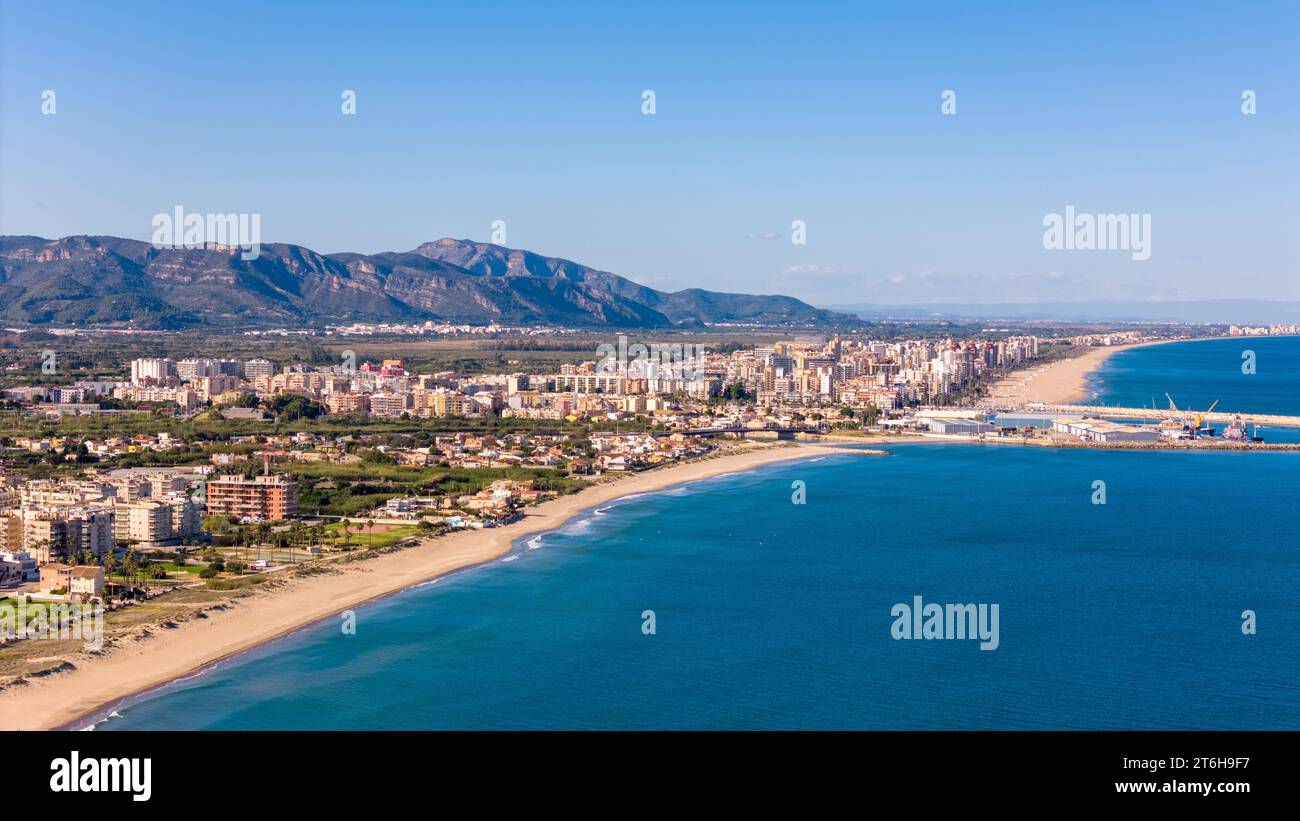 Luftdrohnenfoto von Wohngebäuden am Strand in der Küstenstadt Daimus in Spanien. Stockfoto