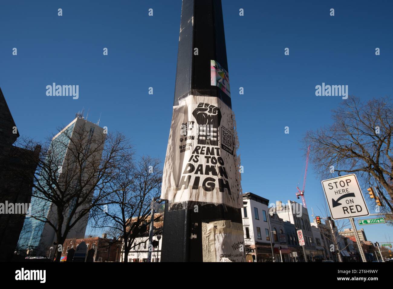 Schild Reading Rent is Too Damn High, in Downtown Ann Arbor Michigan Stockfoto