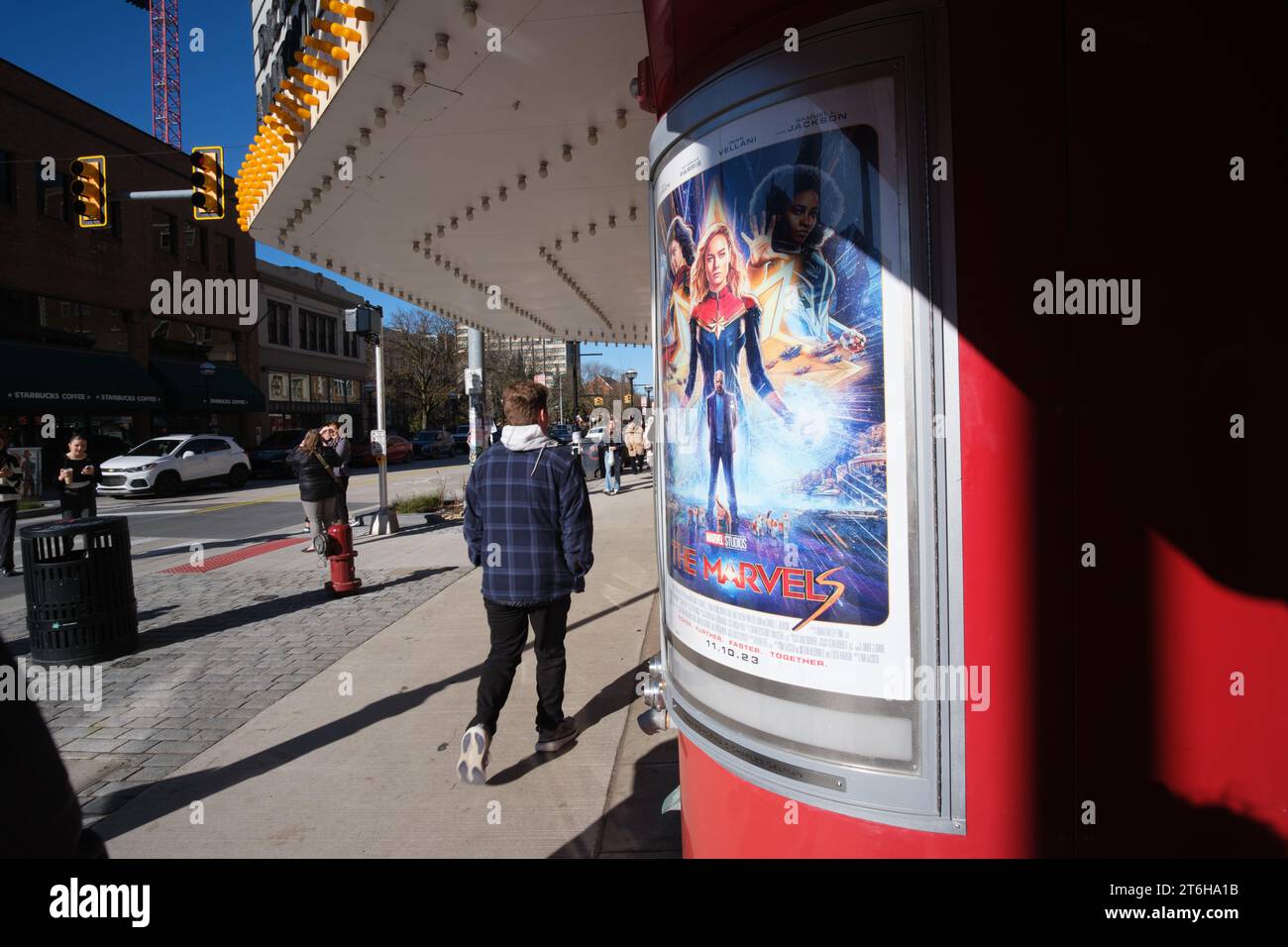 Poster für den Wunderwerk-Film im State Theatre in Ann Arbor, Michigan, mit Leuten, die vorbeilaufen Stockfoto