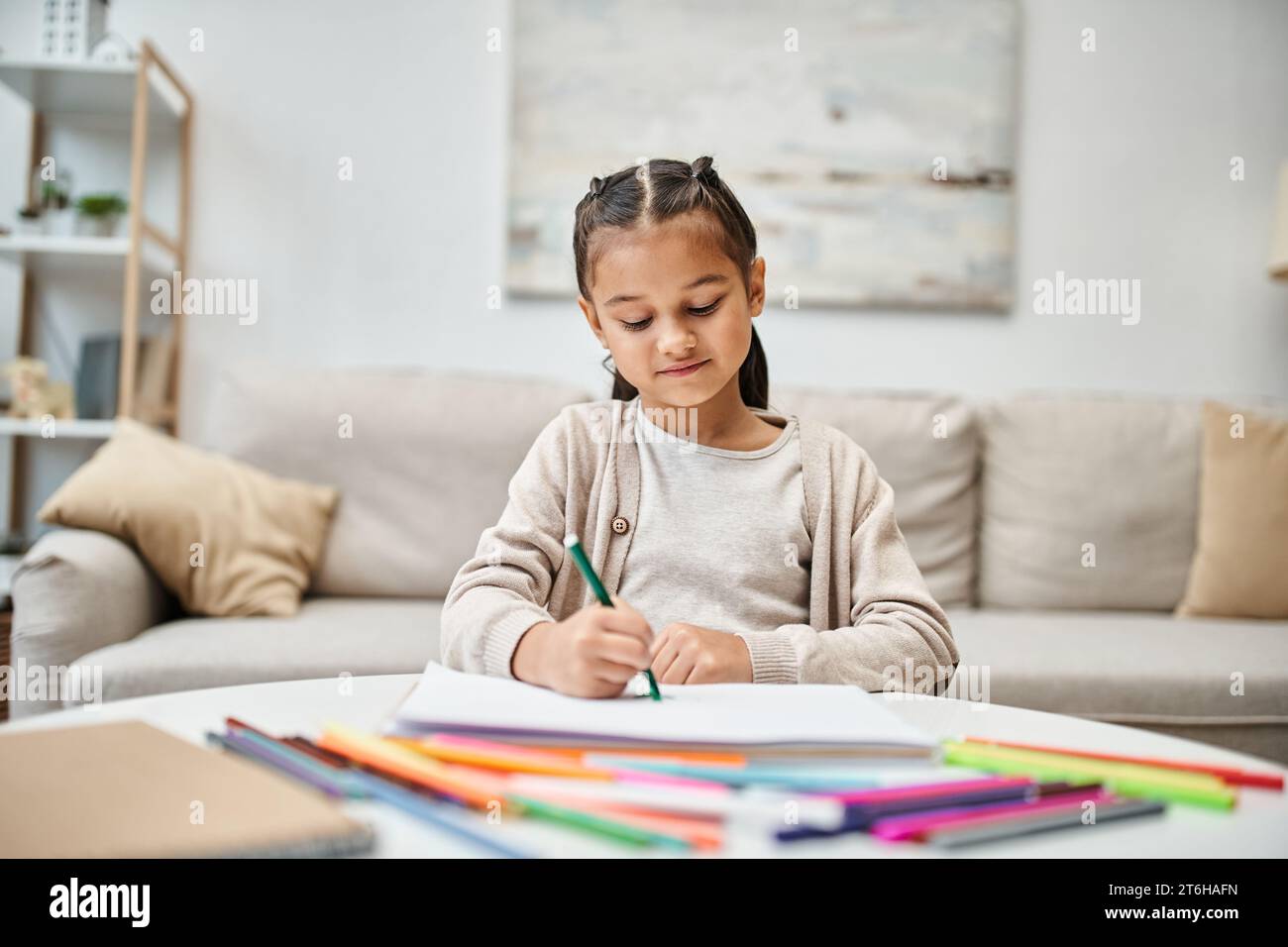 Porträt eines Mädchens im Grundalter mit Farbstift in moderner Wohnung, Freizeit und Kunst Stockfoto