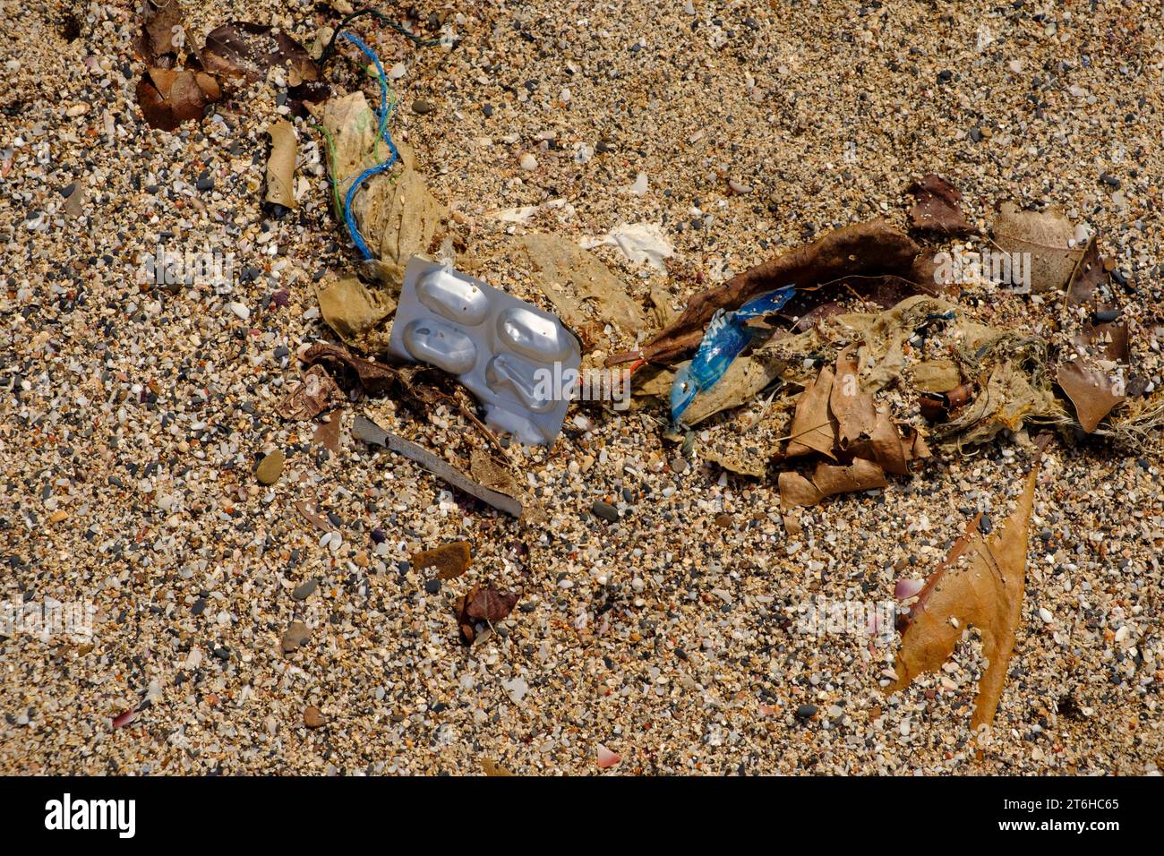 Eine angeschwemmte Tabletten-Verpackung an der Panka Yai Bay - Koh Bulon Le - Thailand, Januar 2020 *** Eine abgespülte Tablettenverpackung im Panka Yai Bay Koh Bulon Le Thailand, Januar 2020 Credit: Imago/Alamy Live News Stockfoto