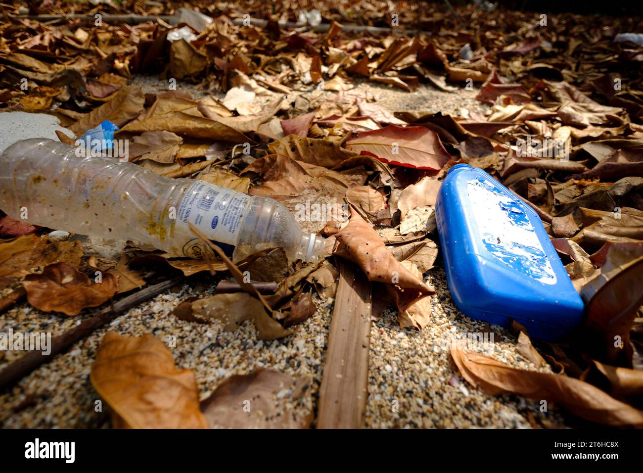 Plastikmüll Wasserflasche und Ölflasche an der Panka Yai Bay - Koh Bulon Le - Thailand, Januar 2020 *** Plastikabwasser- und Ölflasche bei Panka Yai Bay Koh Bulon Le Thailand, Januar 2020 Credit: Imago/Alamy Live News Stockfoto