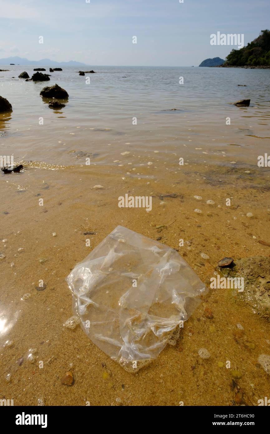 Eine am Strand angeschwemmte Platiktüte an der Mango Bay - Koh Bulon Le - Thailand, Januar 2020 *** Eine Platin-Tasche, die am Strand von Mango Bay Koh Bulon Le Thailand, Januar 2020 Credit: Imago/Alamy Live News Stockfoto