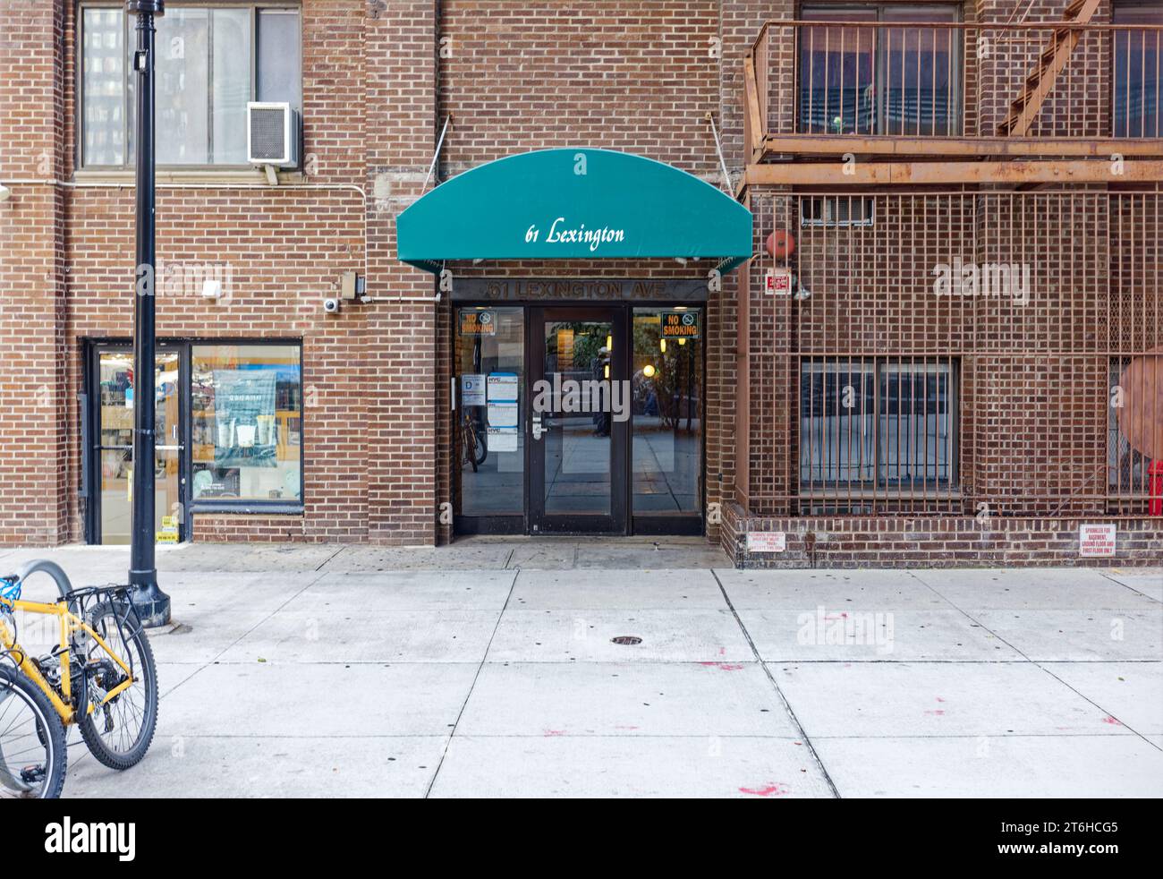 61 Lexington Avenue, ein 1912 von Emery Roth entworfenes Hotel, wurde in gemischte Appartements/Einzelhandelsgebäude umgebaut, ohne den Anschein des ursprünglichen Designs zu erwecken. Stockfoto