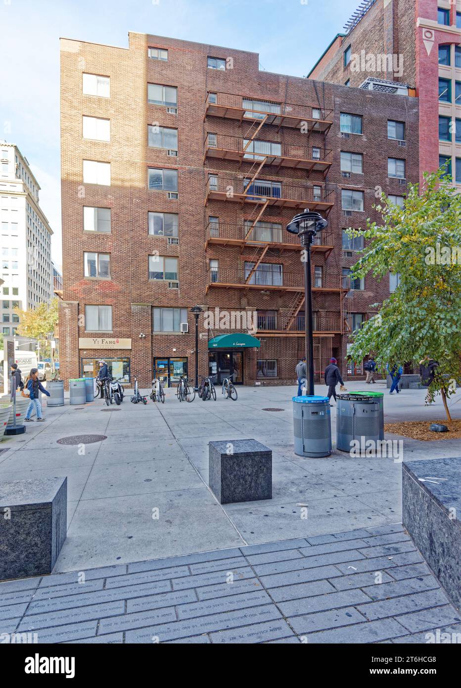 61 Lexington Avenue, ein 1912 von Emery Roth entworfenes Hotel, wurde in gemischte Appartements/Einzelhandelsgebäude umgebaut, ohne den Anschein des ursprünglichen Designs zu erwecken. Stockfoto