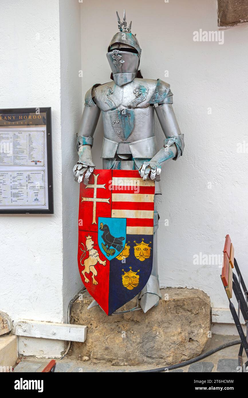 Budapest, Ungarn - 31. Juli 2022: Ritterschutz mit mittelalterlichem Heizschild vor dem Restaurant im Burgviertel. Stockfoto