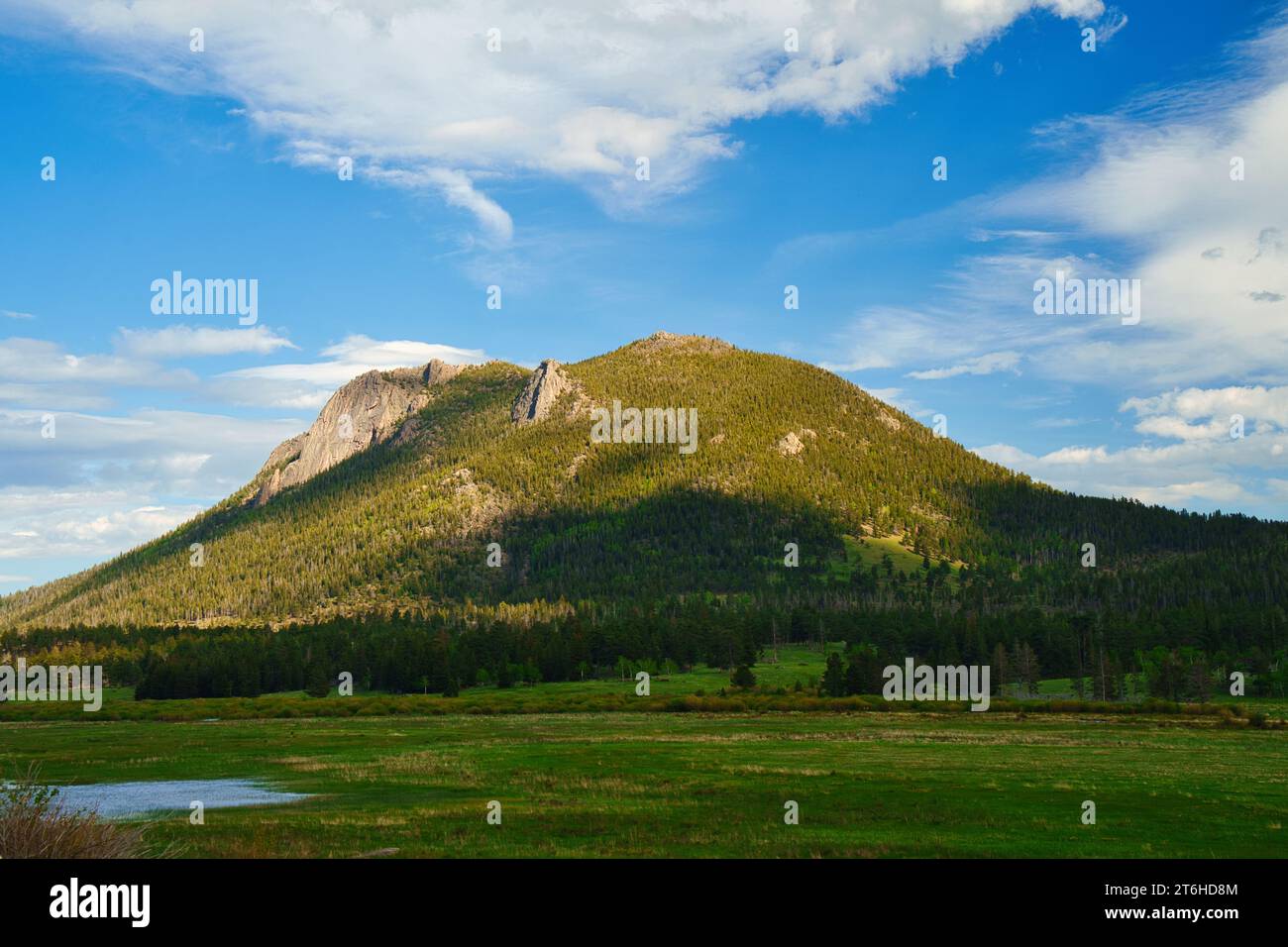 Panoramablick auf die wunderschöne Landschaft des Rocky Mountains im Estes Park in Colorado, USA Stockfoto