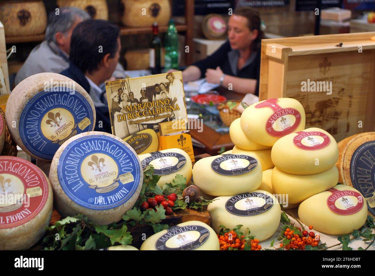 Turin, Piemont, Italien. -22.10.2010- die Lebensmittelmesse 'Salone del Gusto'. Verkostung von Marzolino-Käse. Stockfoto