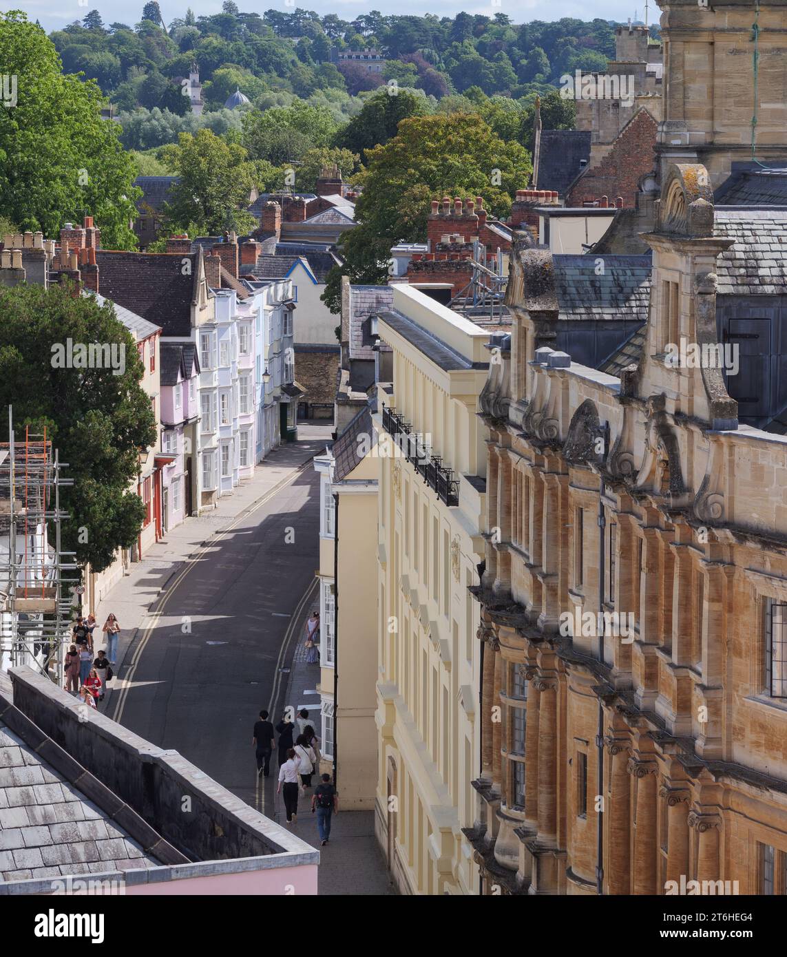 Holywell Street, Oxford, England, Großbritannien von oben. Die Straße enthält das New College, den Holywell Music Room und war kurzzeitig das Zuhause von J.R.R.R.Tolkien Stockfoto