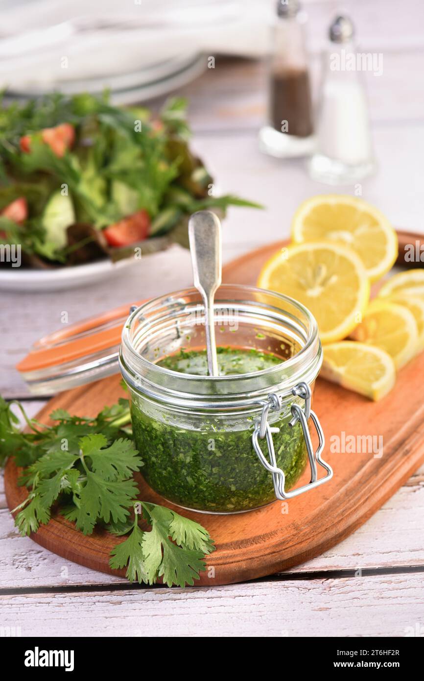 Grüne leckere Kräutersauce Marinade aus Koriander, Petersilie, Öl, traditionelle Würze für Salatdressing Stockfoto