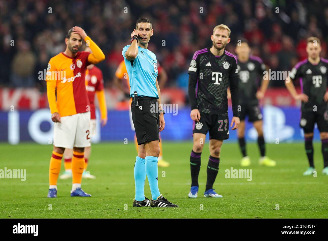 München, Deutschland. November 2023. António Nobre wartet auf die Entscheidung des VAR nach dem FC Bayern München Stürmer Harry Kane (9) nicht im Bild beim Spiel Bayern München FC gegen Galatasaray A.S. FC UEFA Champions League Gruppe A in der Allianz Arena, München, Deutschland am 8. November 2023 Credit: Every Second Media/Alamy Live News Stockfoto