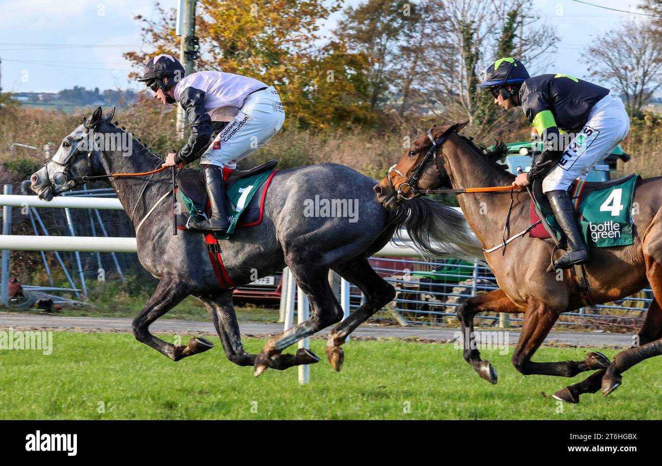 Die Royal Racecourse, Lisburn, Nordirland. November 2023. Das Ladbrokes Festival of Racing (Tag 1) begann heute nach der wetterbedingten Verschiebung der letzten Woche. Das Feature-Rennen des Tages war die BOTTLEGREEN HÜRDE (KLASSE 3) (4 Jahre+) mit 29.500 Euro für den Gewinner. Das Rennen gewann der Irish Point (1) (halb weiße, halb rosa Tunika), der von Jack Kennedy gefahren und von Gordon Elliott trainiert wurde. Quelle: CAZIMB/Alamy Live News. Stockfoto