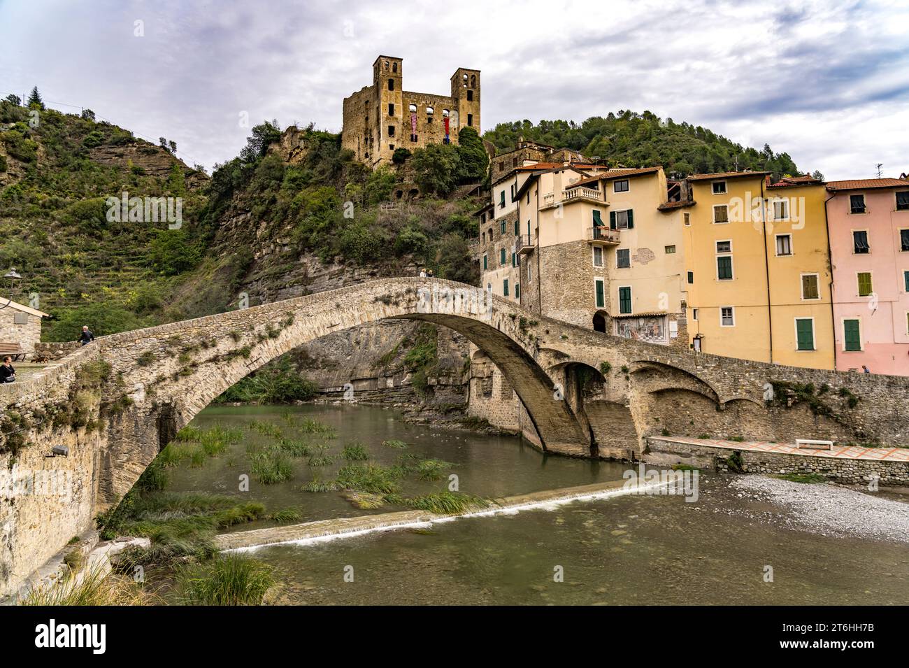 Die alte Nervia Brücke Ponte Vecchio di Dolceacqua und die Burg Castello dei Doria in Dolceacqua, Ligurien, Italien, Europa | der alte Fluss Nervia br Stockfoto