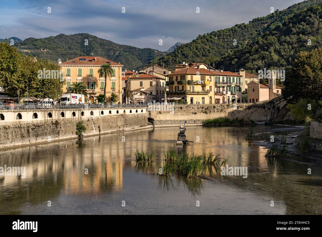Dolceacqua am Nervia Fluss, Ligurien, Italien, Europa | Dolceacqua am Nervia Fluss, Ligurien, Italien, Europa Stockfoto