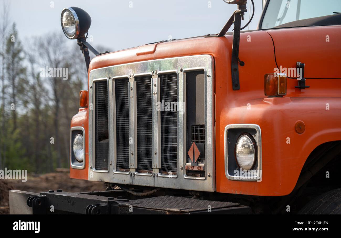NISSWA, MN – 10. MAI 2023: Nahaufnahme eines abgewinkelten Vorderteils eines älteren Müllkippwagens der Marke International. Stockfoto