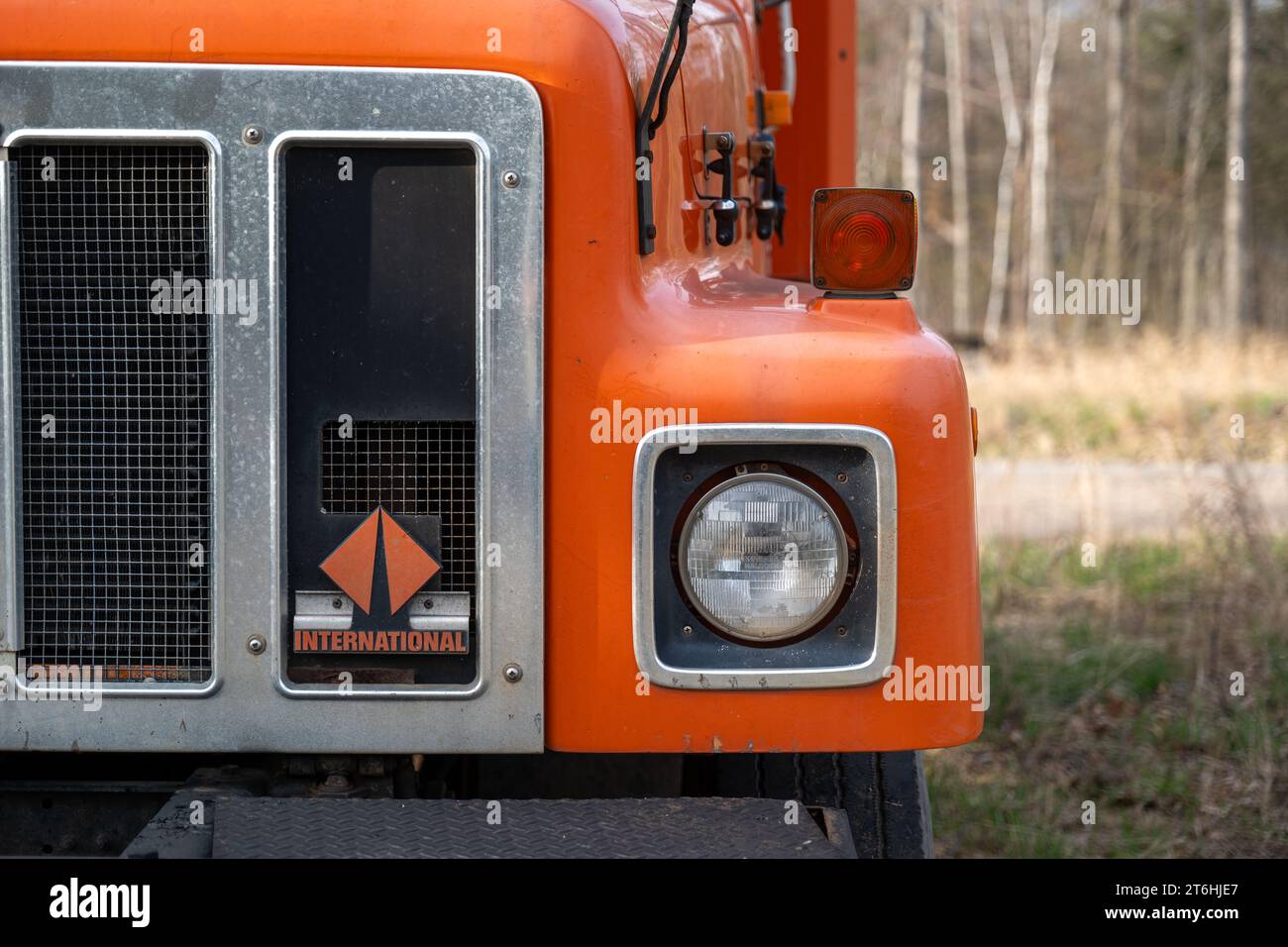NISSWA, MN – 10. MAI 2023: Nahaufnahme der vorderen linken Ecke eines älteren Müllwagens der Marke International. Stockfoto