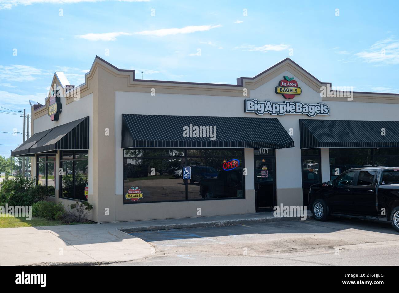 BEMIDJI, MN – 3. JUN 2023: Fassade des Big Apple Bagels Ladengebäudes mit Schildern und Logo und offenem Schild. Stockfoto