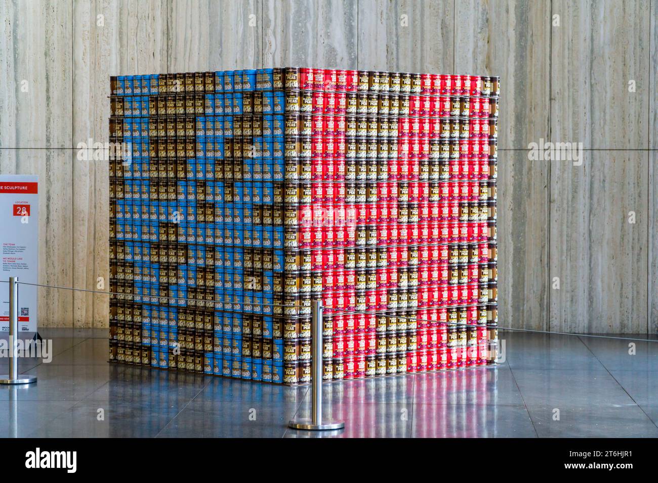 Die Besucher sehen die Love Story (CanstructionÕs Version) von Fairstead beim jährlichen Canstruction Design Competition in New York, der am Donnerstag, den 2. November 2023 gezeigt wird, auf dem Brookfield Place in New York. Architektur- und Designfirmen beteiligen sich an der Gestaltung und dem Bau riesiger Strukturen aus Dosen von Lebensmitteln. Die Dosen werden der Stadt Harvest am Ende der Ausstellung gespendet. Mehr als 100.000 Dosen Lebensmittel werden gesammelt und zur Ernährung der Bedürftigen in Suppenküchen und Speisekammern verwendet. (© Richard B. Levine) Stockfoto