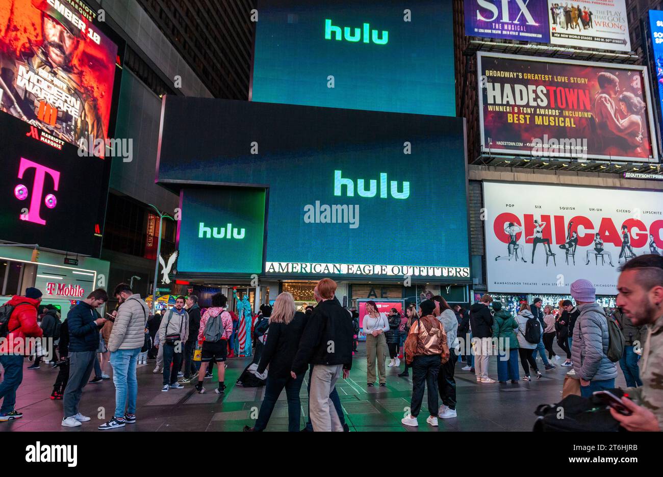 Werbung für den Hulu-Streamingdienst am Times Square in New York am Mittwoch, 1. November 2023. Disney kündigte an, die verbleibenden 33 Prozent von Hulu im Besitz von Comcast in einem 8,61 Milliarden Dollar Deal zu kaufen. (© Richard B. Levine) Stockfoto