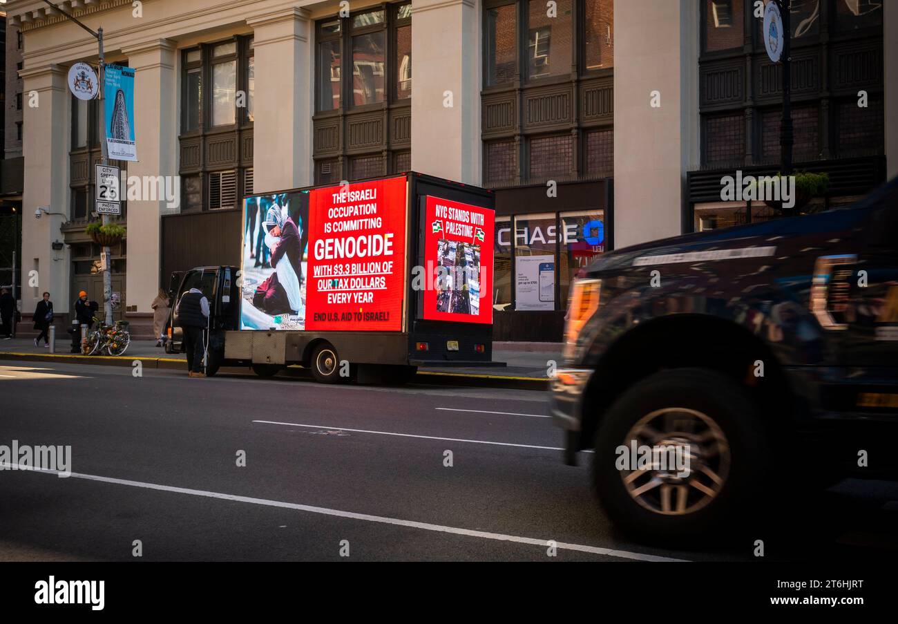 Ein LKW, der Israel des Völkermords im Zusammenhang mit dem Terroranschlag der Hamas beschuldigt, am Freitag, den 3. November 2023 in Chelsea in New York. (© Richard B. Levine) Stockfoto