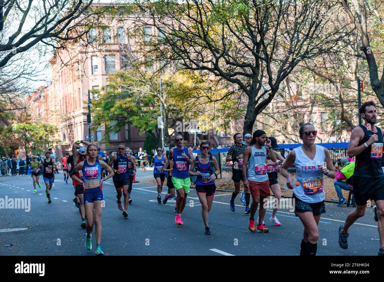 Die Läufer fahren am Sonntag, den 5. November 2023 beim TCS New York City Marathon durch Harlem in New York nahe der 22-km-Marke in der Nähe des Mount Morris Park. 50.000+ Teilnehmer liefen durch die fünf Bezirke und kämpften mit warmem Wetter. (© Richard B. Levine) Stockfoto
