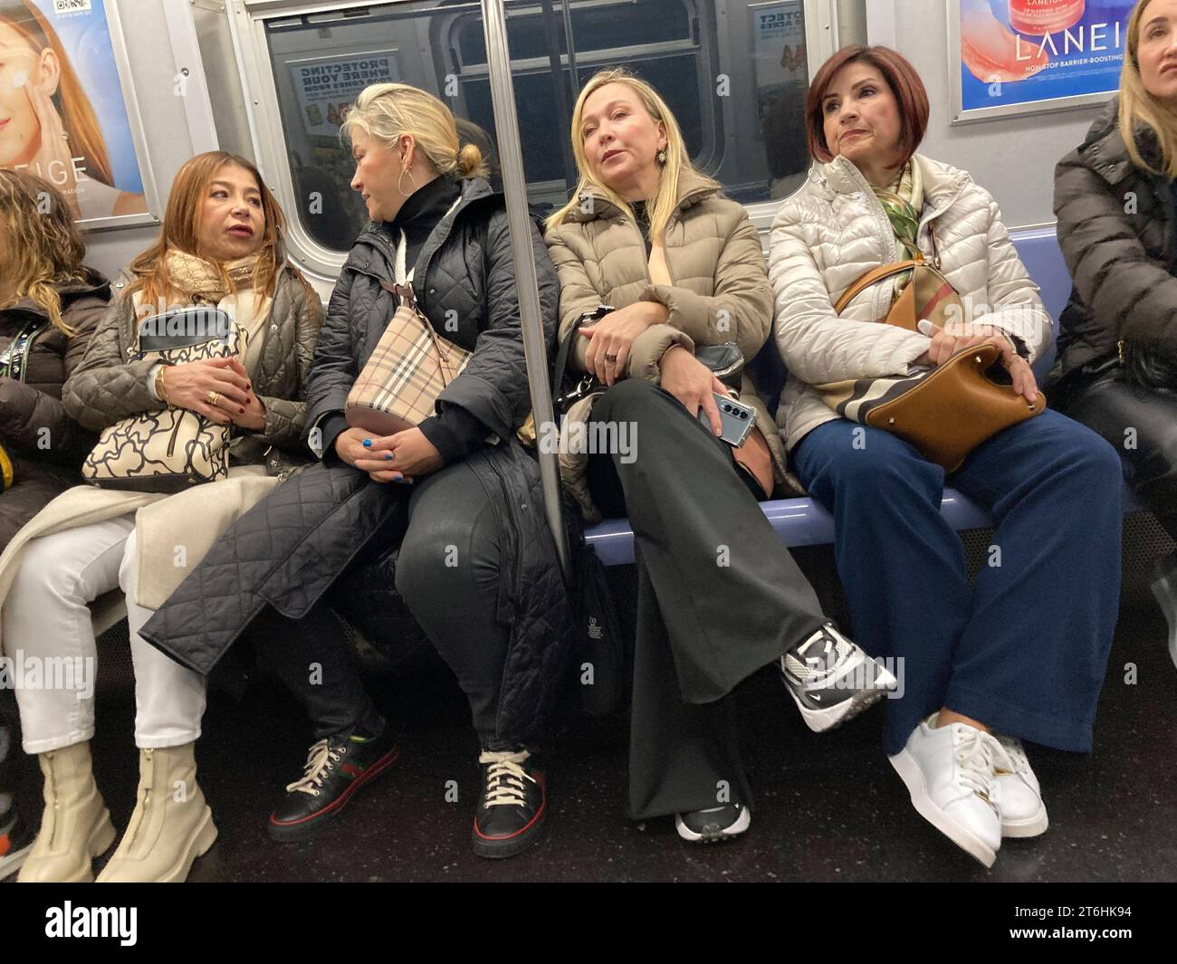 Passagiere in einem U-Bahn-Zug in New York am Sonntag, 29. Oktober 2023. (© Frances M. Roberts) Stockfoto