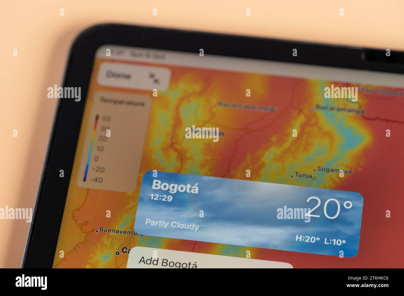 New York, USA – 8. Oktober 2023: Überprüfung der Temperatur in Bogota City auf der Online-App, dem ipad, dem Tablet-Bildschirm aus nächster Nähe Stockfoto