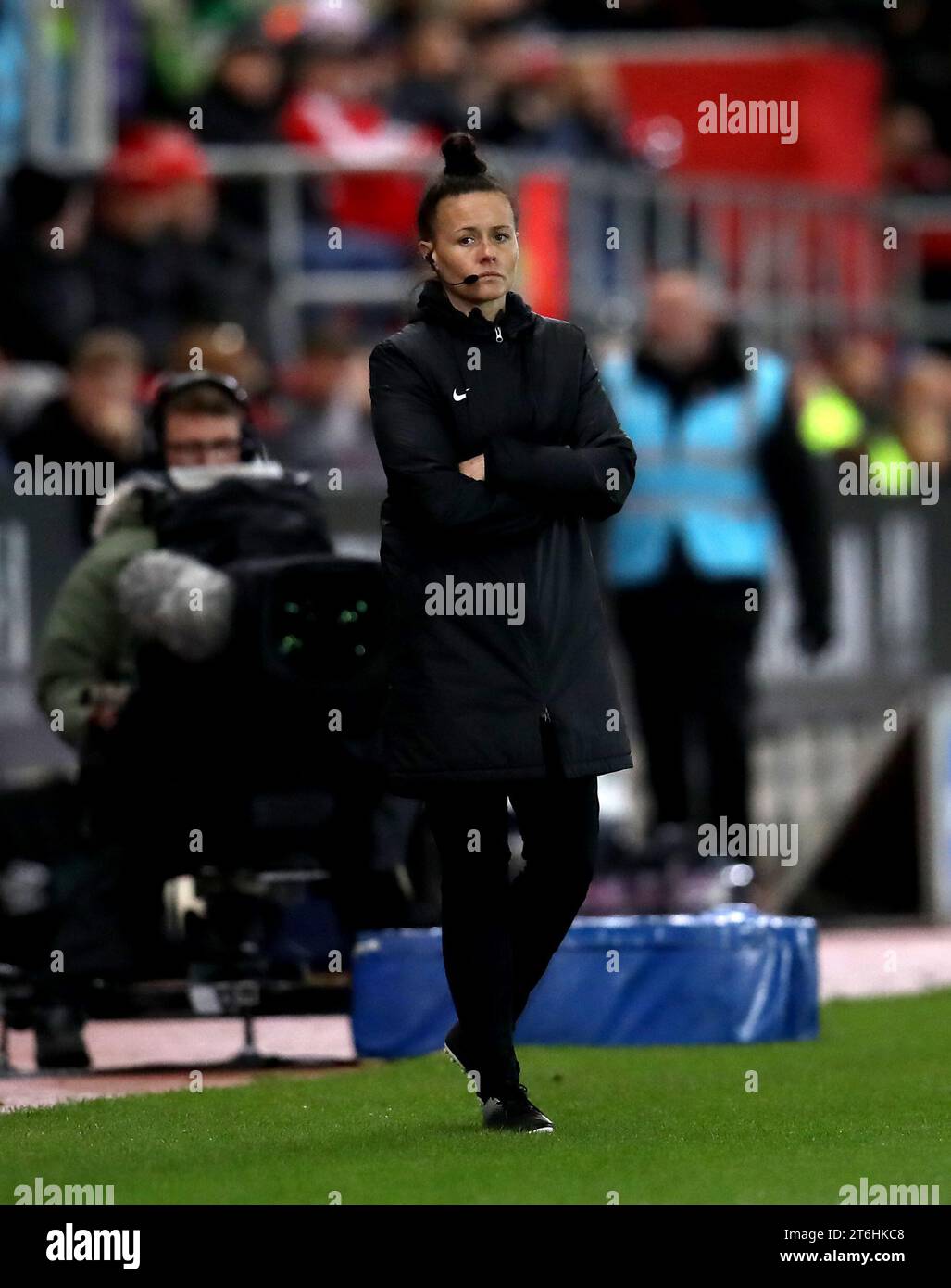 Vierte offizielle Rebecca Welch während des Sky Bet Championship Matches im AESSEAL New York Stadium, Rotherham. Bilddatum: Dienstag, 7. November 2023. Stockfoto