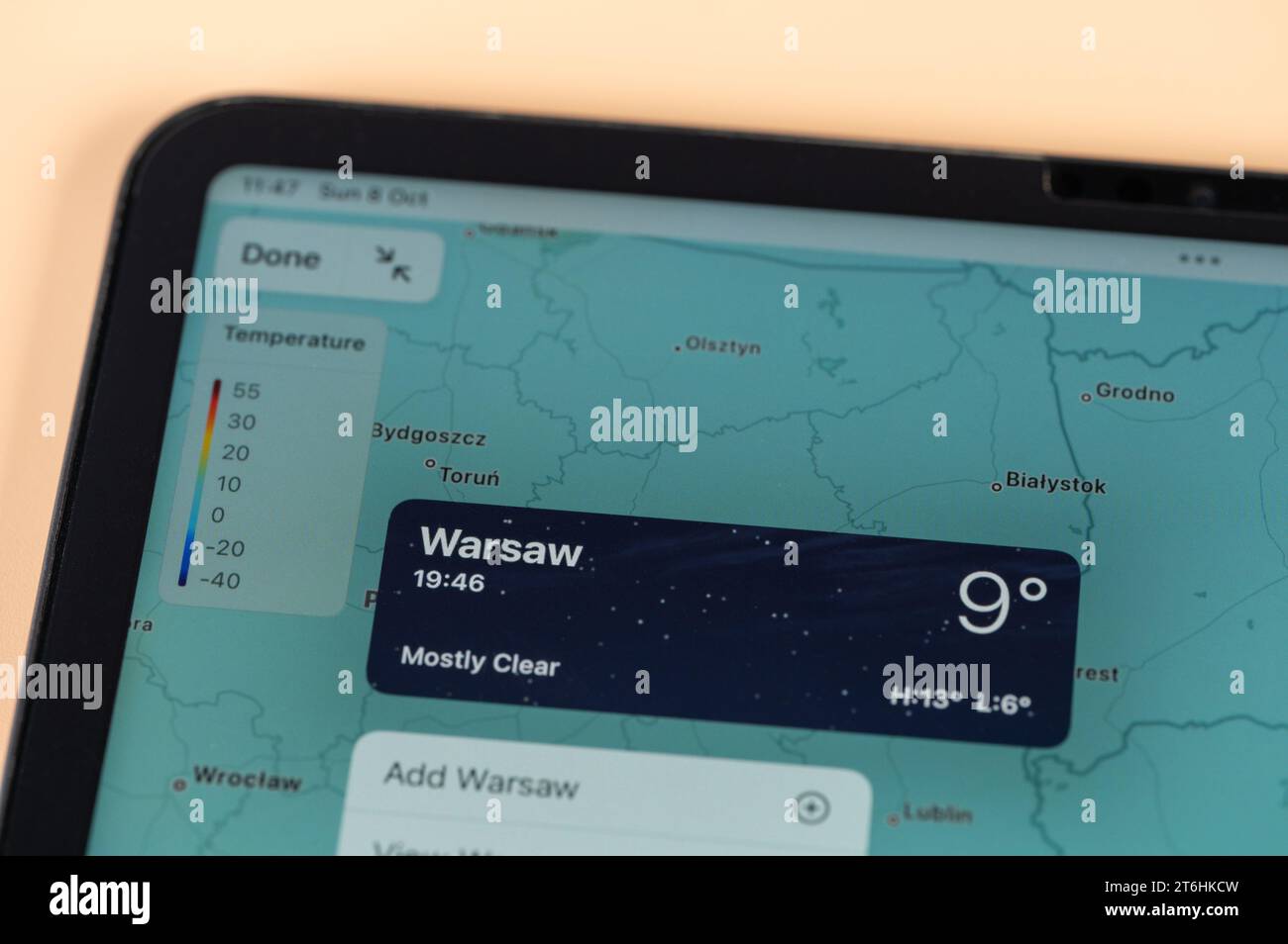 New York, USA – 8. Oktober 2023: Überprüfung der Temperatur draußen in Warschau mit der Online-App ipad Tablet-Bildschirm Nahansicht Stockfoto