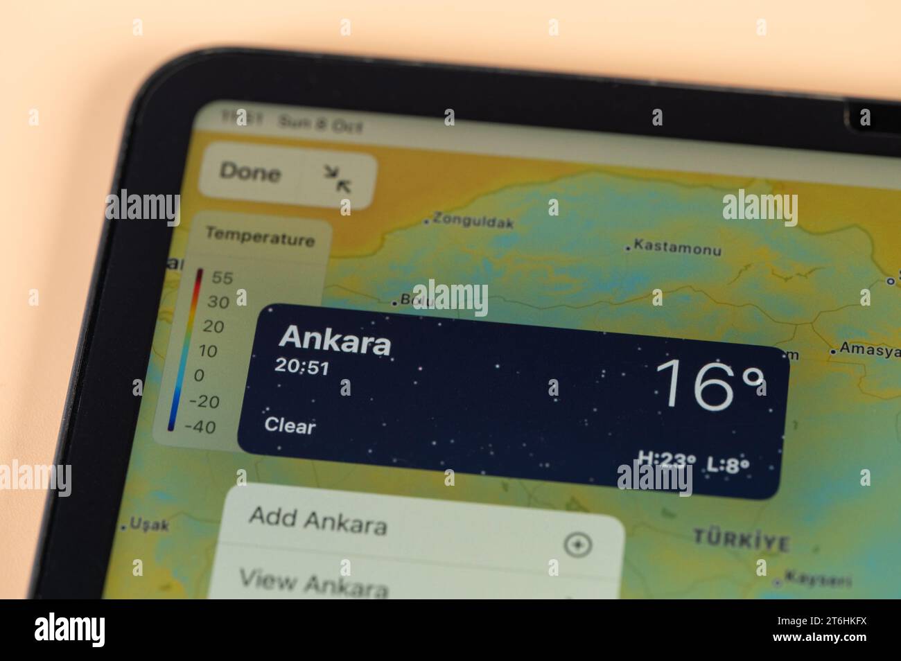 New York, USA – 8. Oktober 2023: Überprüfung der Temperatur in Ankara mit der Online-App, dem ipad, dem Tablet-Bildschirm aus nächster Nähe Stockfoto