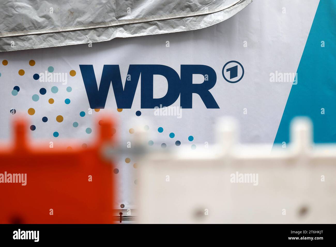 Aufbauarbeiten für den Karnevalsauftakt in Köln: Ein WDR-Logo auf einem Absperrungszaun in der Altstadt. Der Kölner TV-Sender überträgt den Karnevalsauftakt traditionell live mit großem Aufwand. Themenbild, Symbolbild Köln, 10.11.2023 NRW Deutschland *** Bauarbeiten für den Karnevalsauftakt in Köln WDR-Logo auf einem Sperrzaun in der Altstadt der Kölner Fernsehsender sendet traditionell den Karnevalsauftakt live mit großem Aufwand Themenbild, Symbolbild Köln, 10 11 2023 NRW Deutschland Copyright: xChristophxHardtx Credit: Imago/Alamy Live News Stockfoto