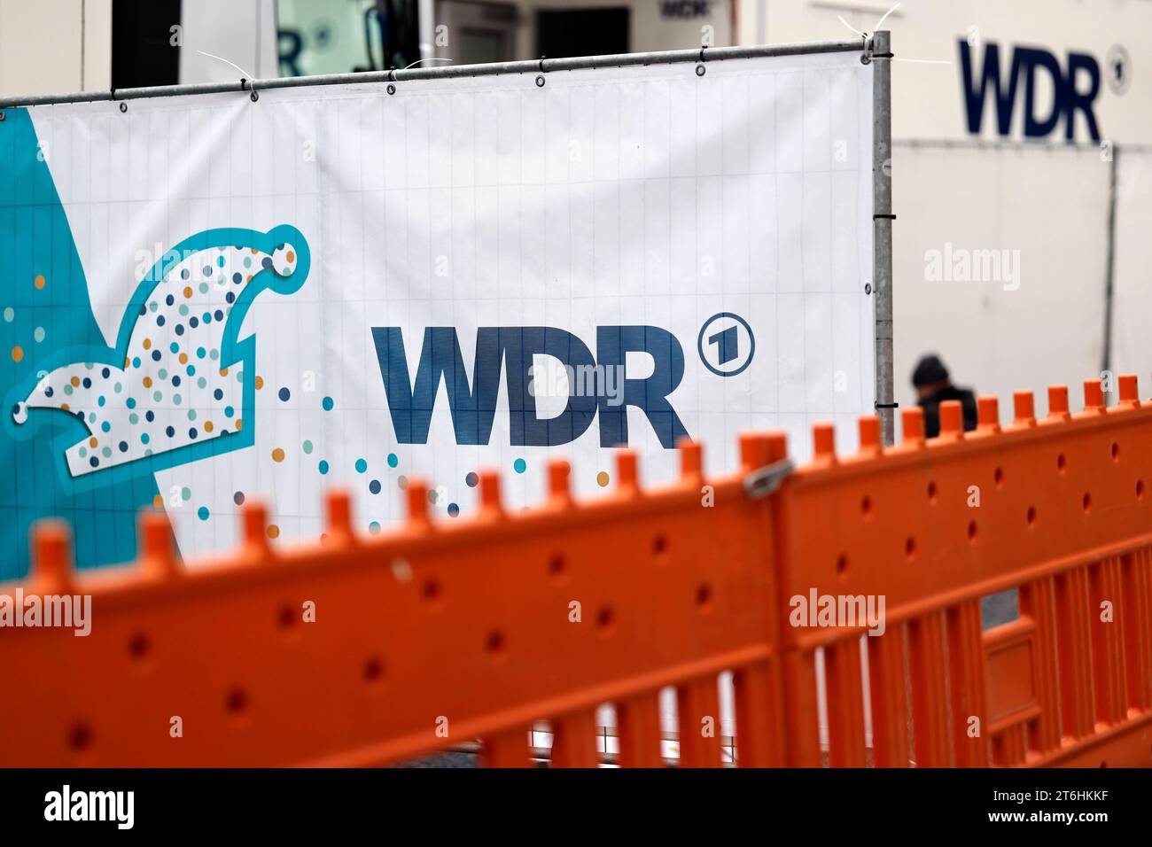 Aufbauarbeiten für den Karnevalsauftakt in Köln: Ein WDR-Logo auf einem Absperrungszaun in der Altstadt. Der Kölner TV-Sender überträgt den Karnevalsauftakt traditionell live mit großem Aufwand. Themenbild, Symbolbild Köln, 10.11.2023 NRW Deutschland *** Bauarbeiten für den Karnevalsauftakt in Köln WDR-Logo auf einem Sperrzaun in der Altstadt der Kölner Fernsehsender sendet traditionell den Karnevalsauftakt live mit großem Aufwand Themenbild, Symbolbild Köln, 10 11 2023 NRW Deutschland Copyright: xChristophxHardtx Credit: Imago/Alamy Live News Stockfoto