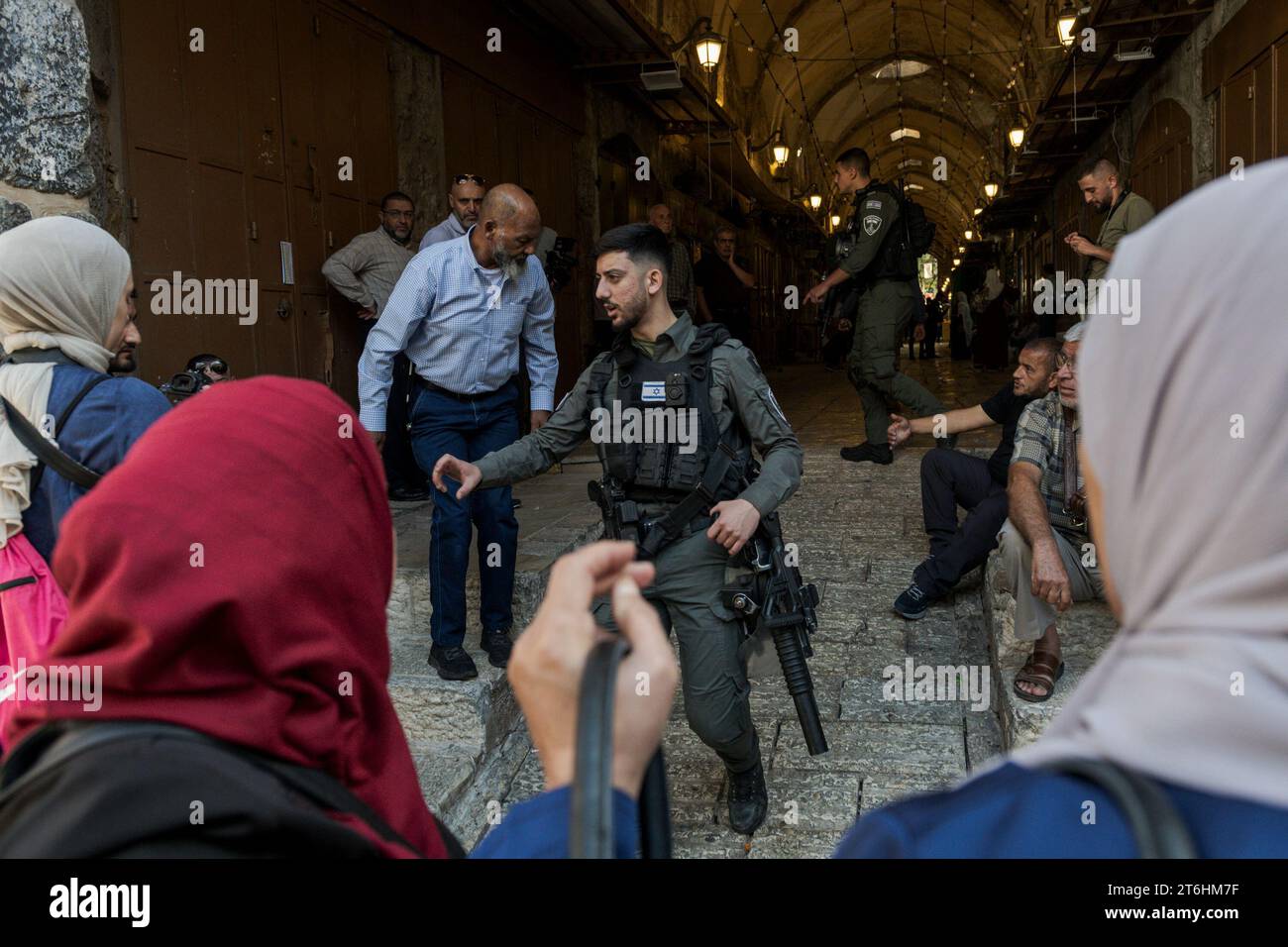 Ein Polizeibeamter benötigt Ausweise von Journalisten am Eingang der Al-Asaq Moschee, die Polizei beschränkt die Arbeit lokaler Journalisten. Die israelische Polizei führte Sicherheitskontrollen durch, um den Zugang zur wichtigsten Al-Aqsa-Moschee in der Altstadt von Jerusalem zu beschränken. Die Sicherheitskontrollen der Polizei über die muslimische Gemeinschaft Israels waren in den letzten Jahren Gegenstand von Kontroversen. Kritiker sagen, dass diese Kontrollen eine Form von Diskriminierung und Unterdrückung darstellen, während Befürworter sagen, sie seien notwendig, um die Sicherheit zu gewährleisten. (Foto: Israel Fuguemann / SOPA Images/SIPA USA) Stockfoto