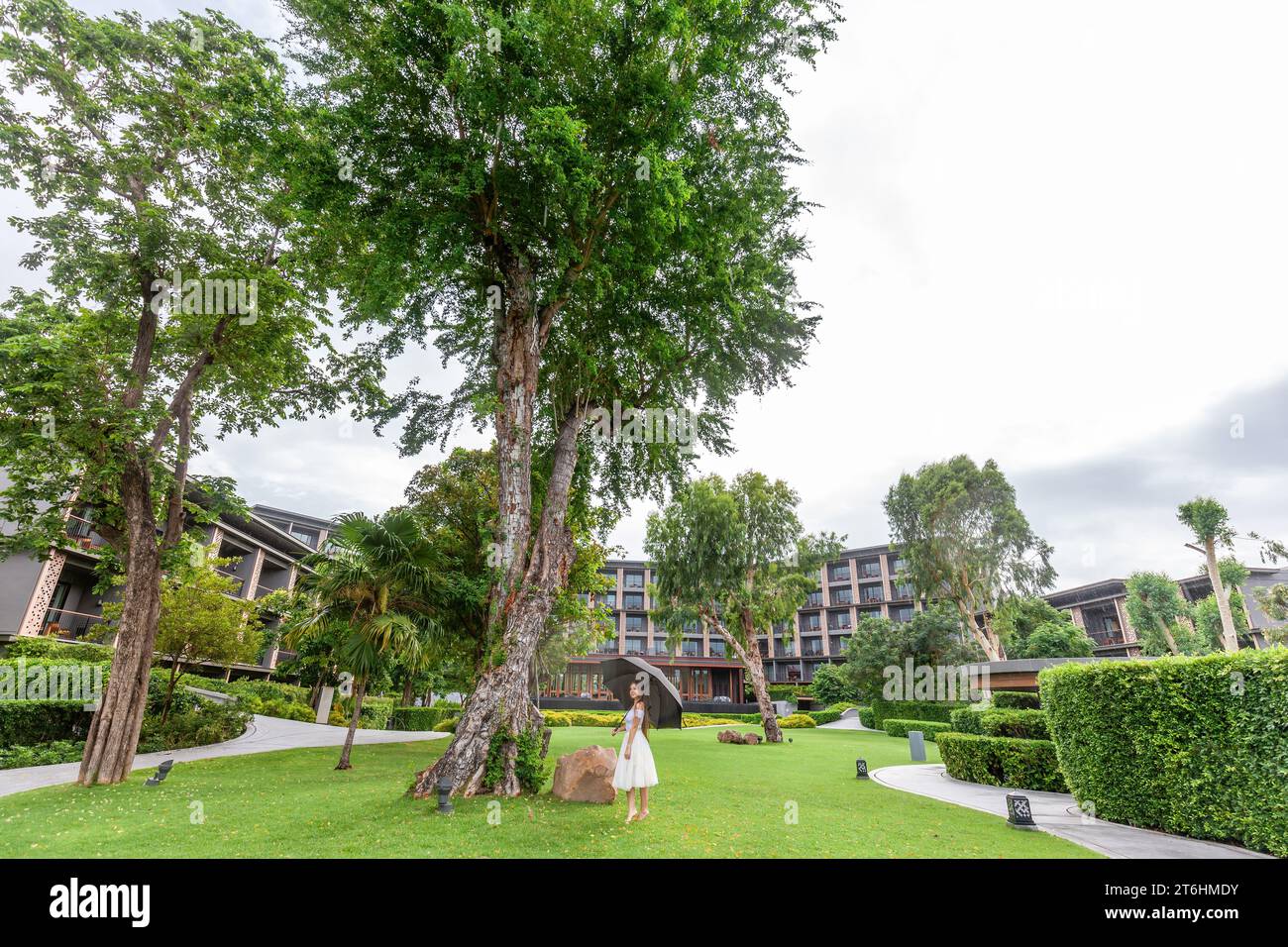 Machen Sie einen gemütlichen Spaziergang auf dem opulenten Hotelgelände mit üppiger Landschaft Stockfoto