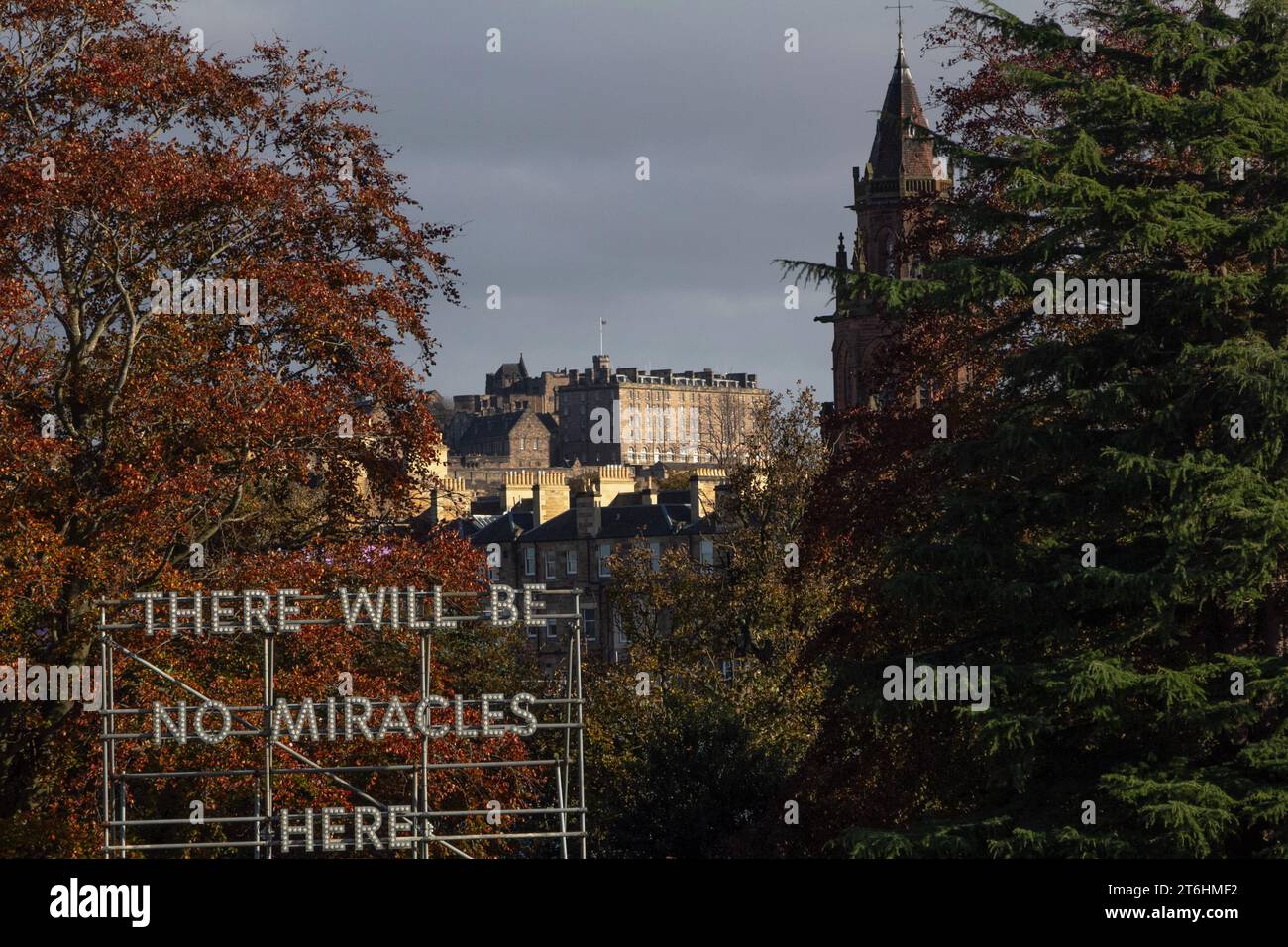 Edinburgh: There will Be No Miracles Here von Nathan Coley, ein Kunstwerk in den Gärten der National Galleries of Scotland: Modern Two. Stockfoto