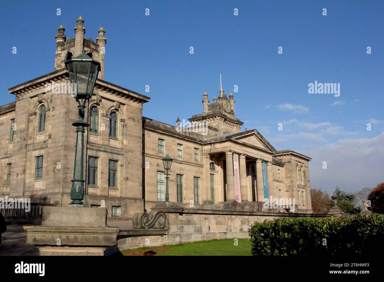 Edinburgh, The National Galleries of Scotland Modern Two, erbaut von Thomas Hamilton als Dean Orphan Hospital im Jahre 1833, wurde 1999 in eine Galerie umgewandelt. Stockfoto