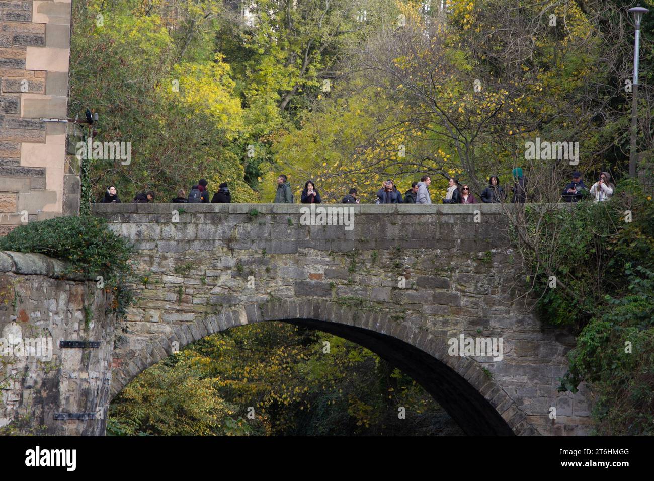 Edinburgh: Touristen bewundern den Blick von der Bells Brae Brücke über das Wasser von Leith in Dean Village, einem Weiler, der im 12. Jahrhundert gegründet wurde. Stockfoto