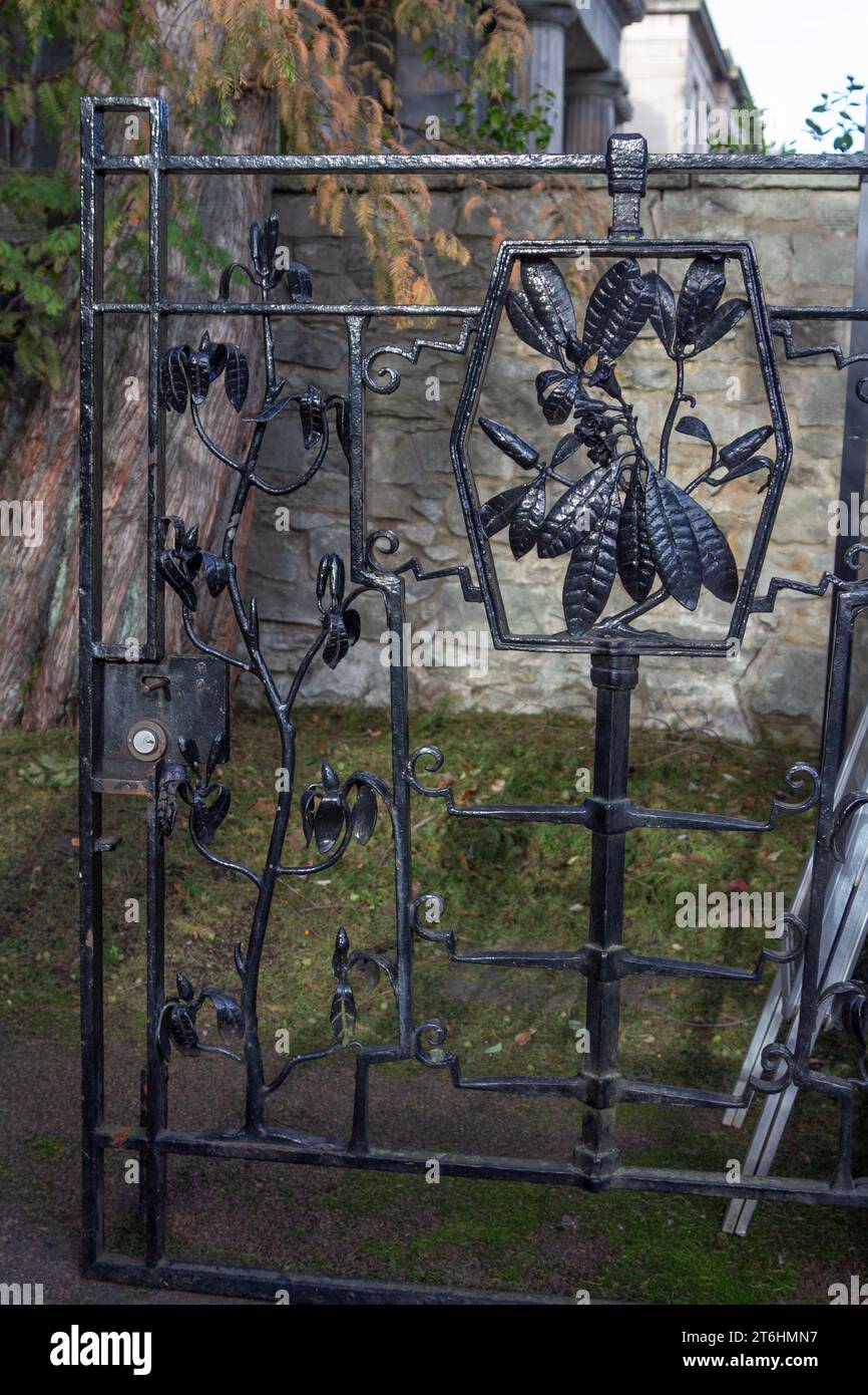 Edinburgh: Das äußere Osttor des Royal Botanic Garden, das 1954 vom Schmied Harry Lonie gefertigt wurde. Stockfoto