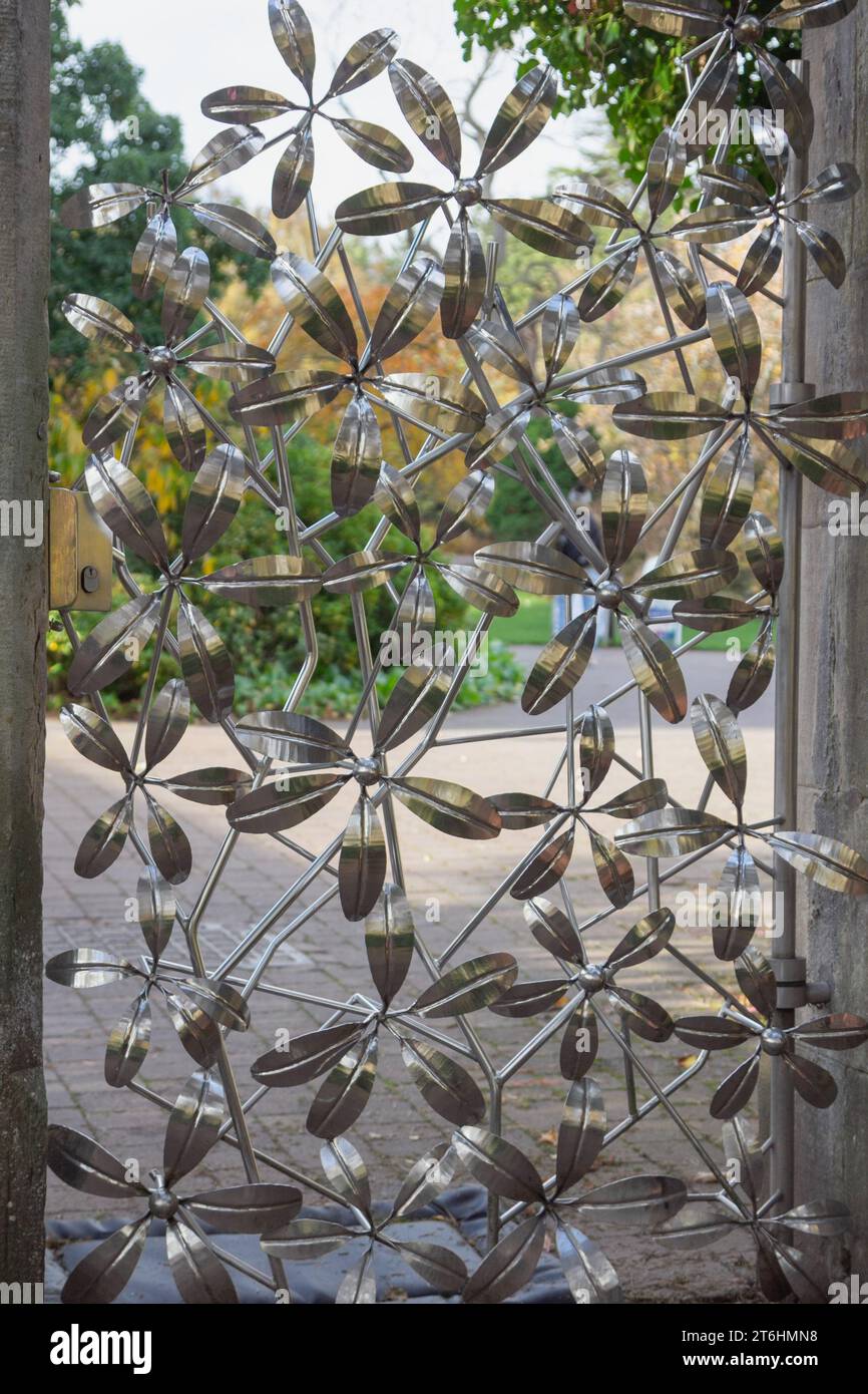 Edinburgh: Die silbernen East Gates der Royal Botanic Gardens, die Ben Tindall auf der Grundlage des Rhododendron Calophytum entwarf, wurden von Alan Dawson hergestellt. Stockfoto