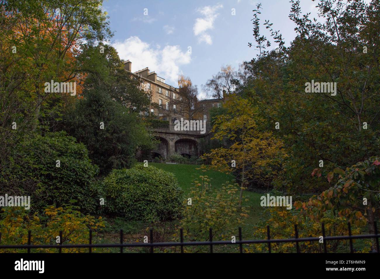 Edinburgh, Schottland: Ein Blick auf georgianische Reihenhäuser durch Bäume vom Water of Leith Path. Stockfoto