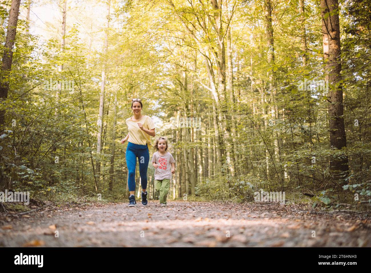 Familienausflug in den Wald hinter dem Haus Stockfoto