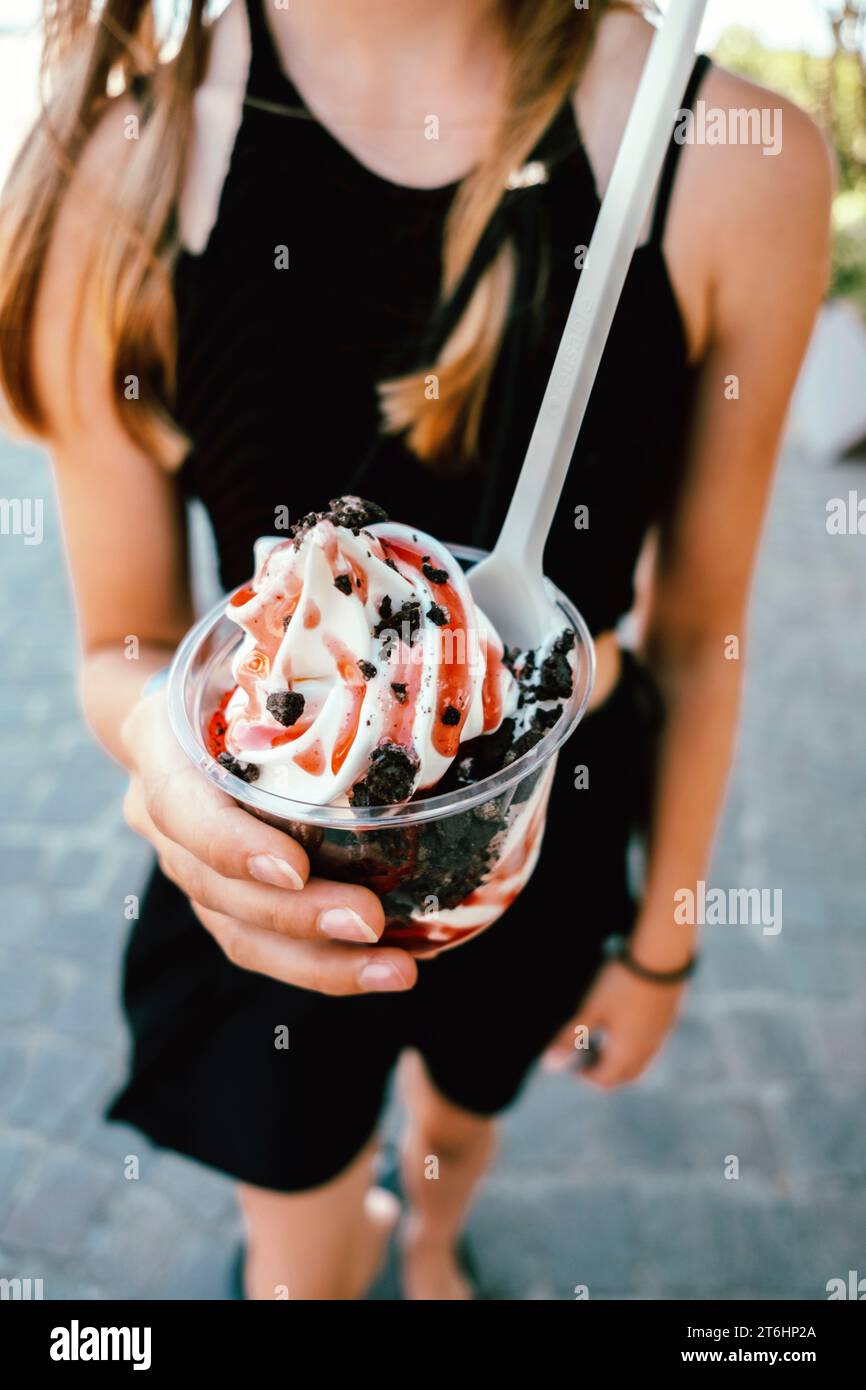 Gefrorener Joghurt mit oreo-Belag Stockfoto