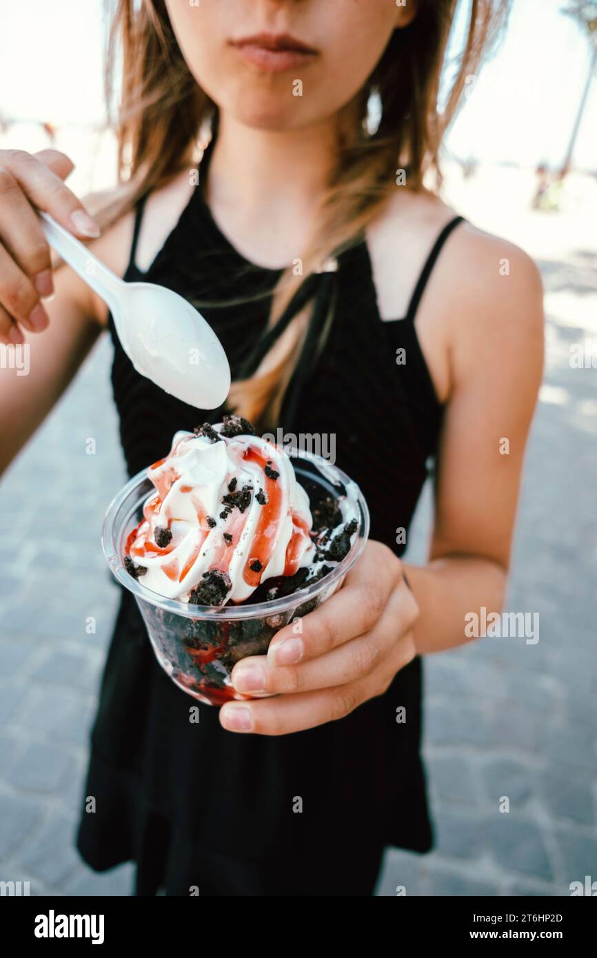Gefrorener Joghurt mit oreo-Belag Stockfoto