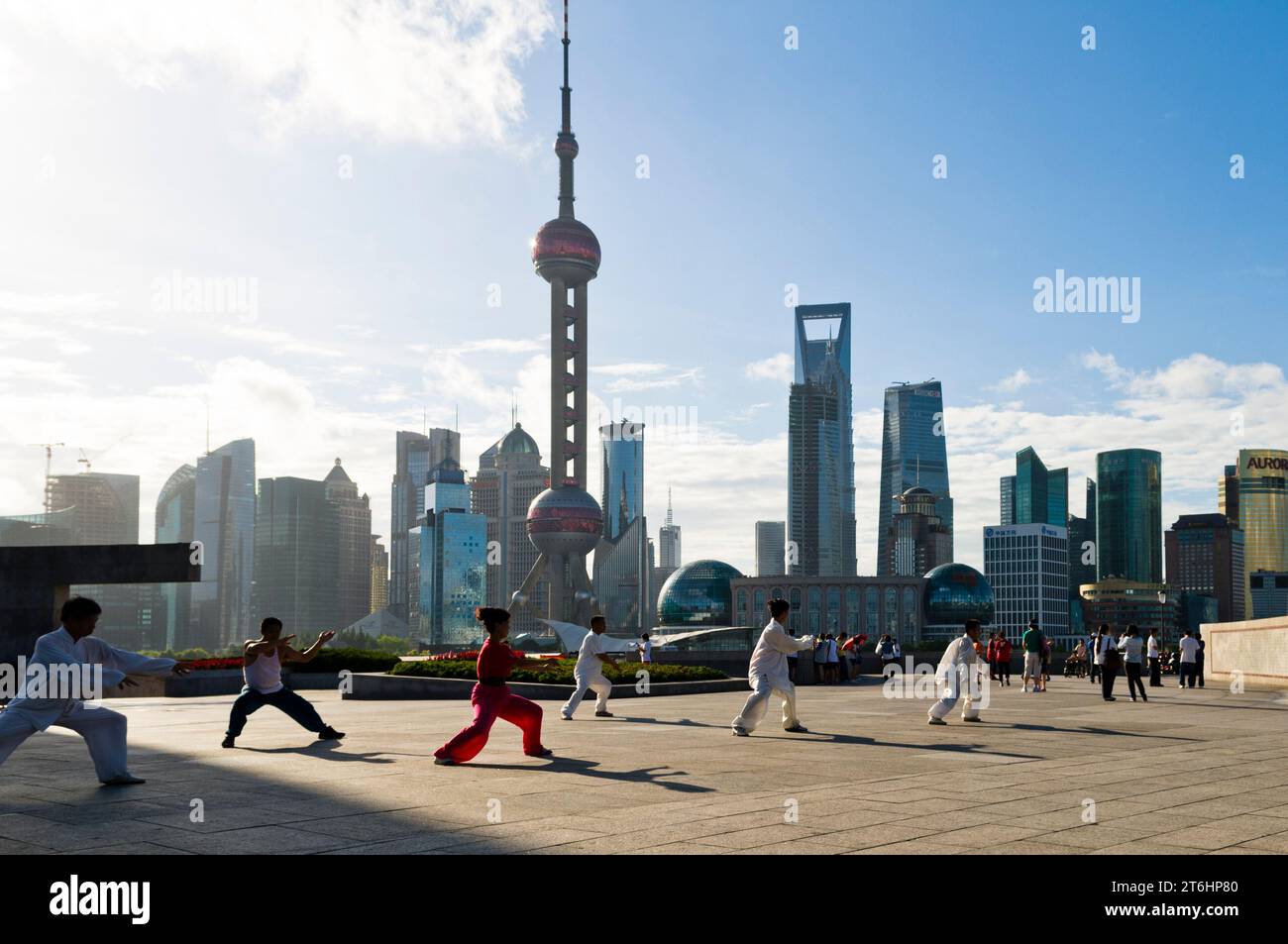 China, Shanghai, Morgenstimmung im Bund. Chinesisch im Tai Ji mit Blick auf die Skyline Pudong mit Oriental Pearl Tower, Jin Mao Tower und World Financial Center Stockfoto