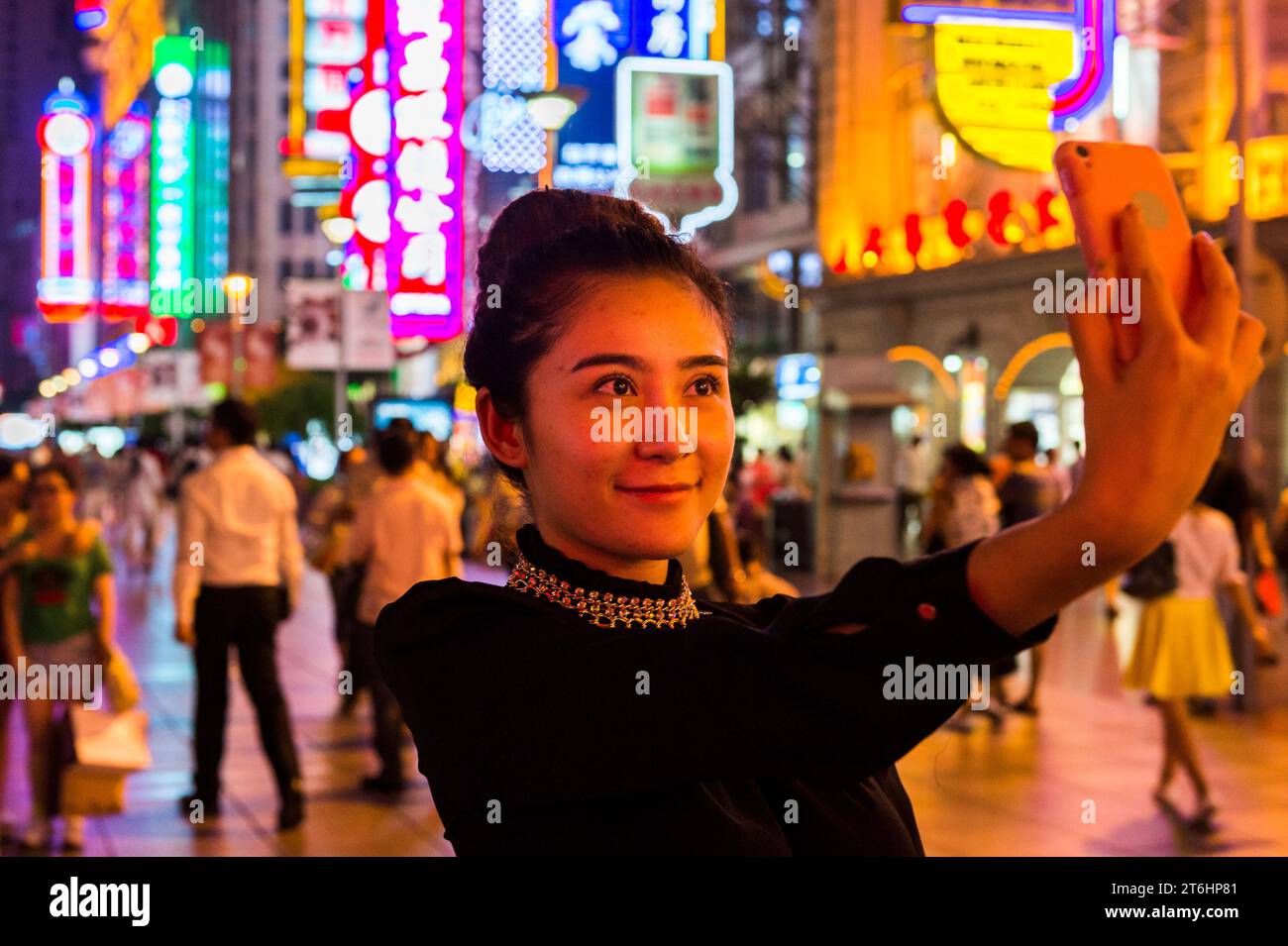 China, Shanghai, die Nanjing Dong Lu in der Nacht, Chinesin macht ein Selfy Stockfoto